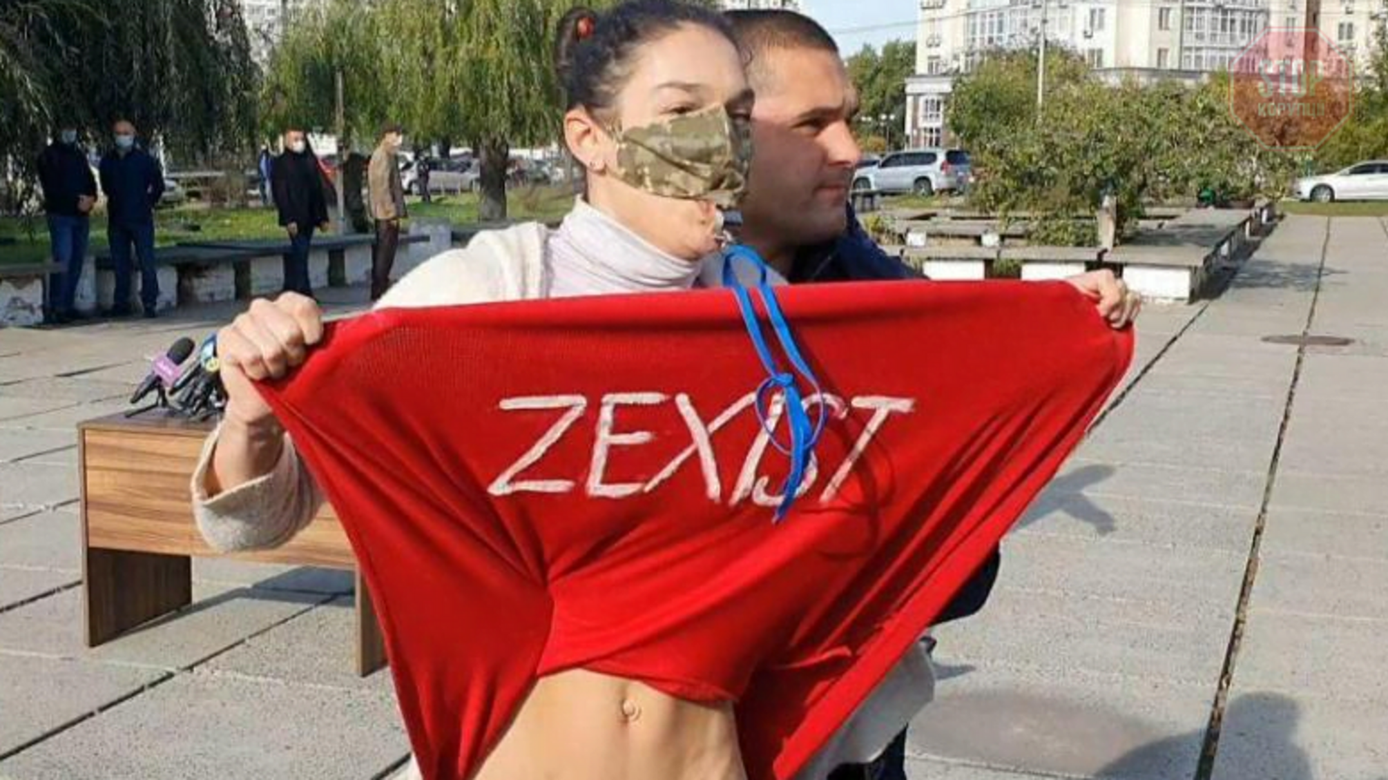 Фемен без нижньої білизни зустріла Зеленського на виборчій дільниці (відео)