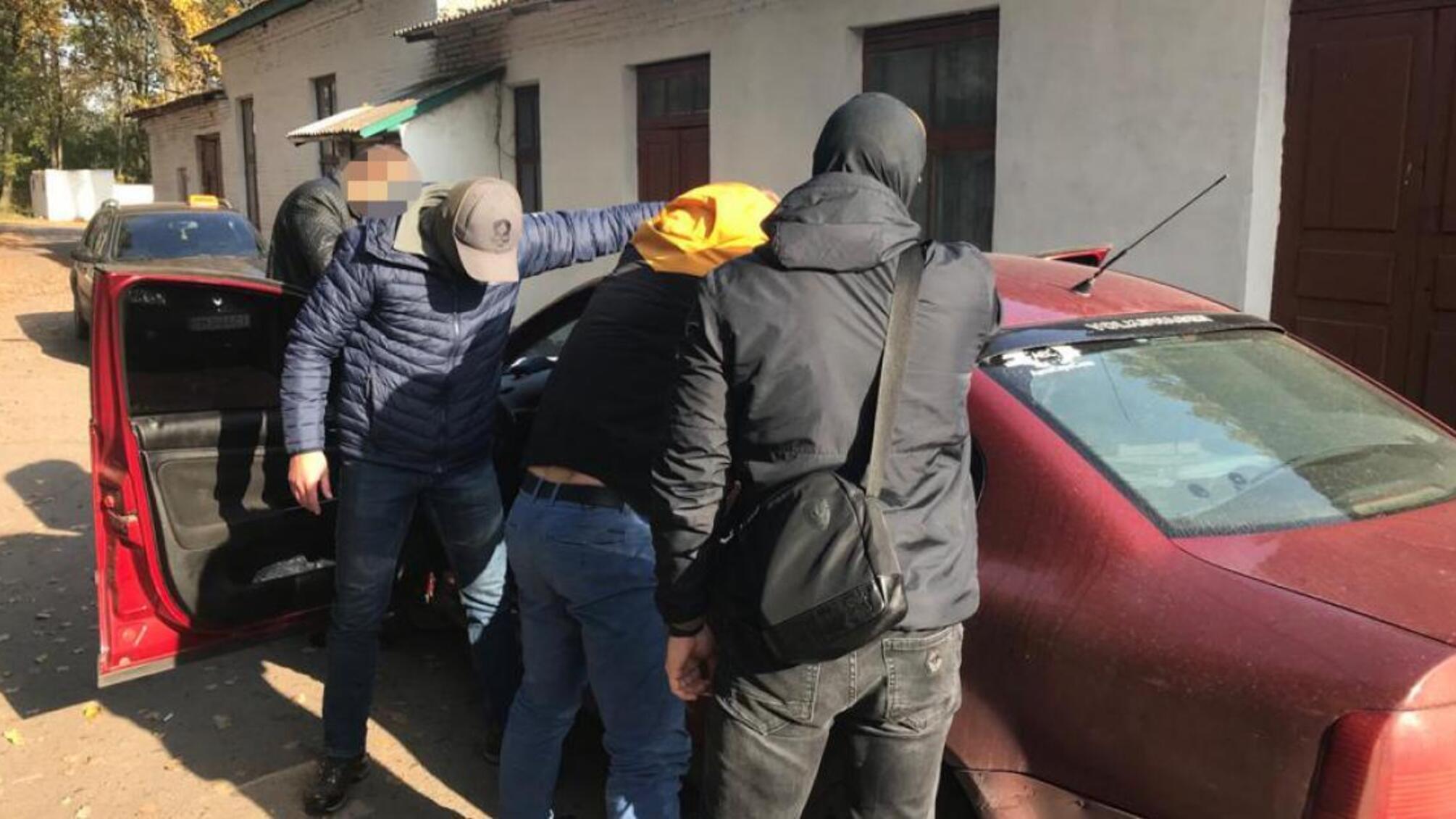 Вимагання систематичних хабарів від підприємця – ДБР затримало двох поліцейських на Сумщині