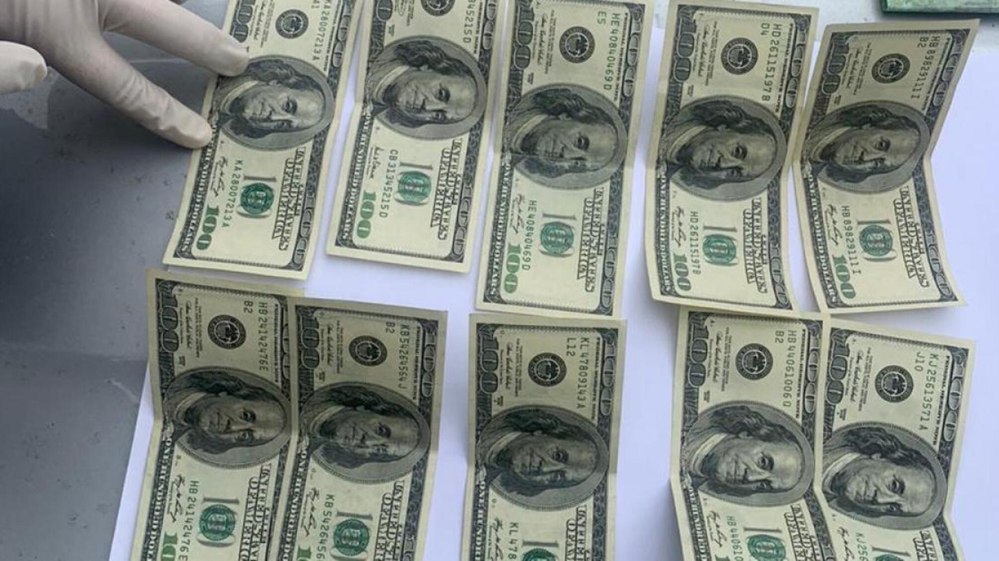 1000 доларів США за сприяння у контрабанді сигарет – ДБР затримало прикордонника