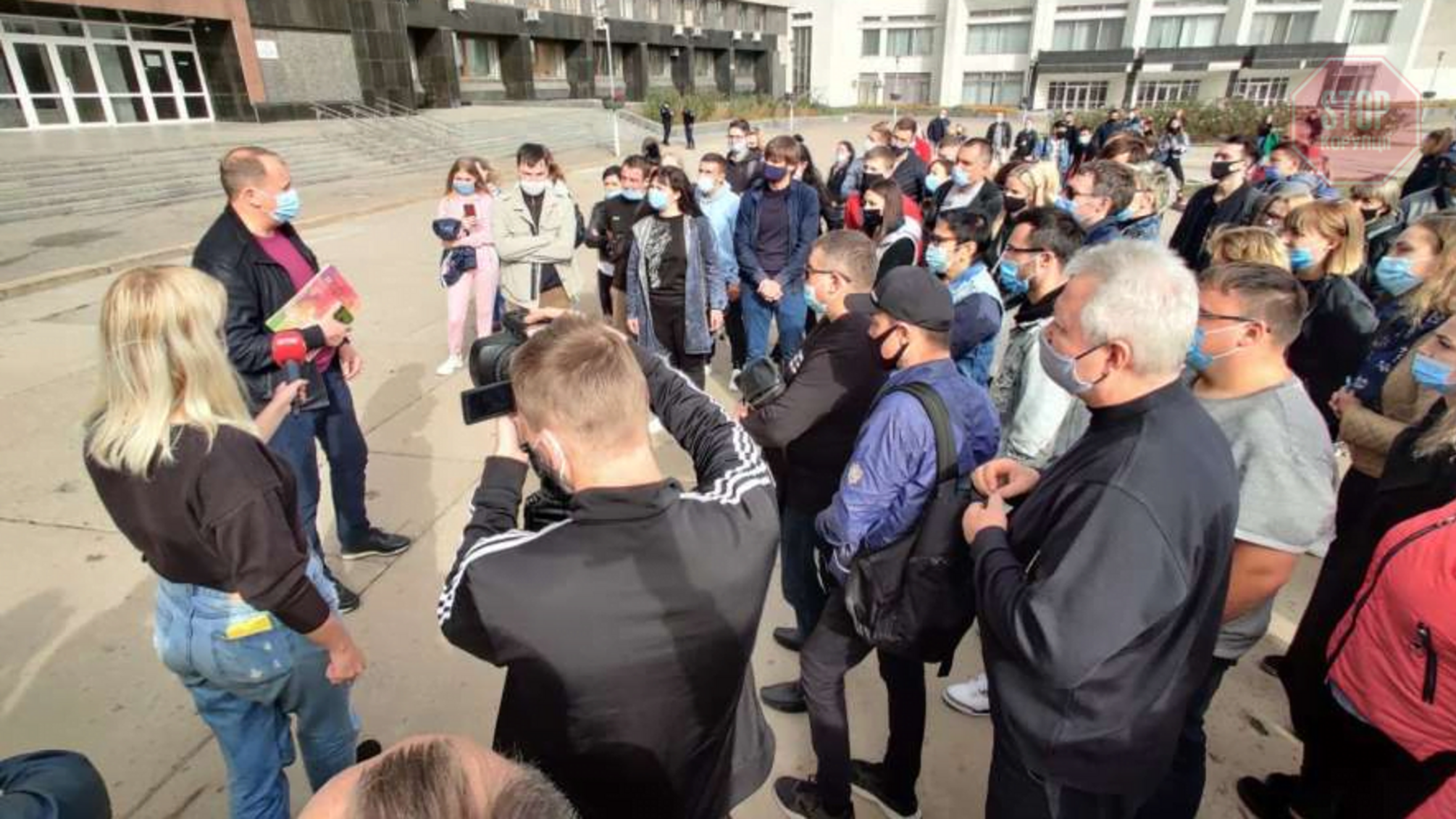 Посилення карантину: у Сумах люди вийшли на мітинг