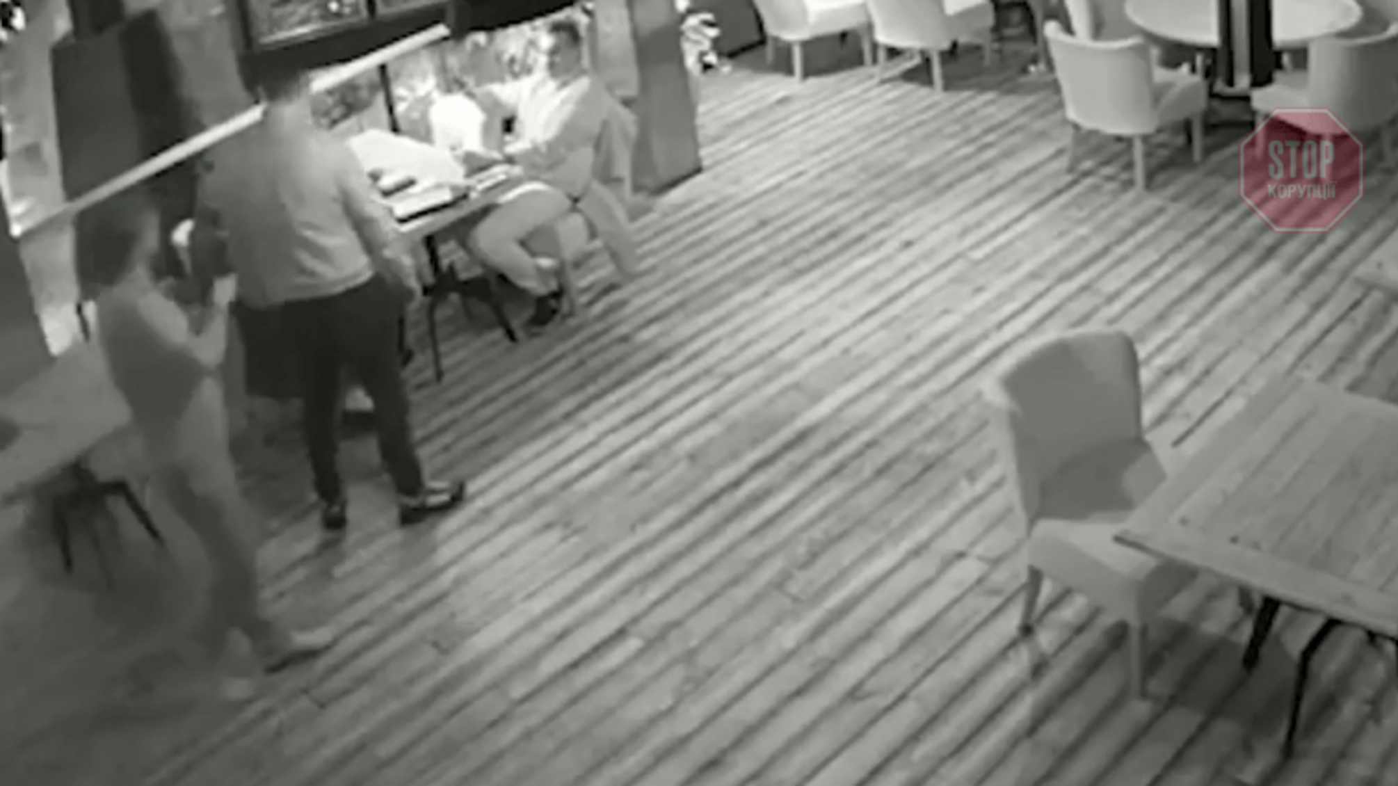 Погрожував заточкою: у столичному ресторані напали на Саакашвілі (відео)