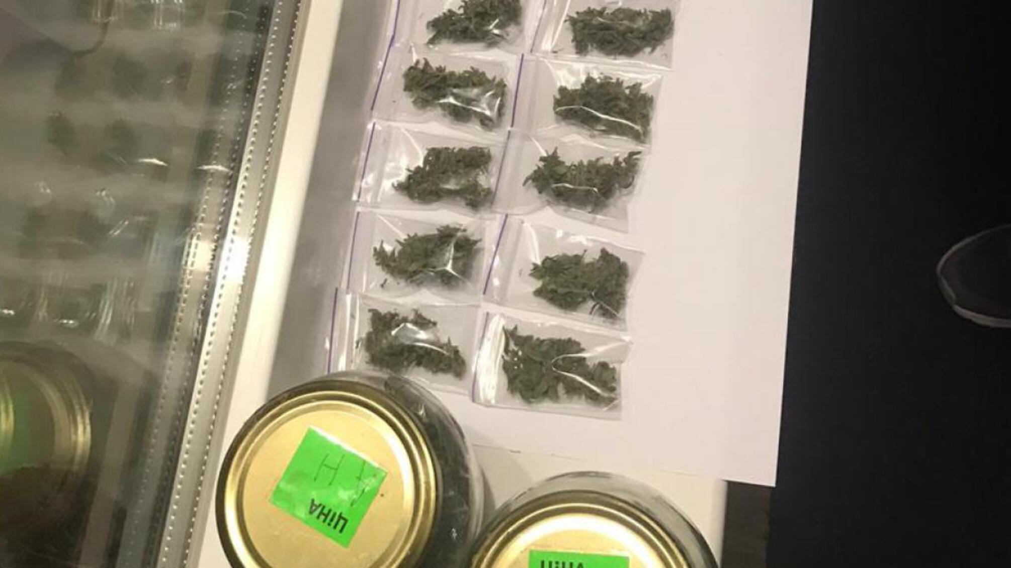 ДБР затримало військовослужбовця Херсонського прикордонного загону за систематичний продаж канабісу