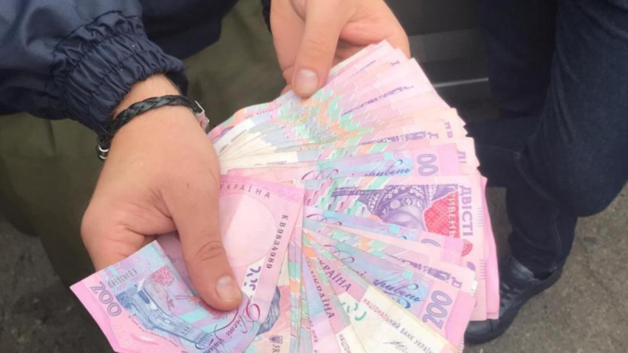 На Львівщині двох податківців затримано ' на гарячому' під час одержання хабара