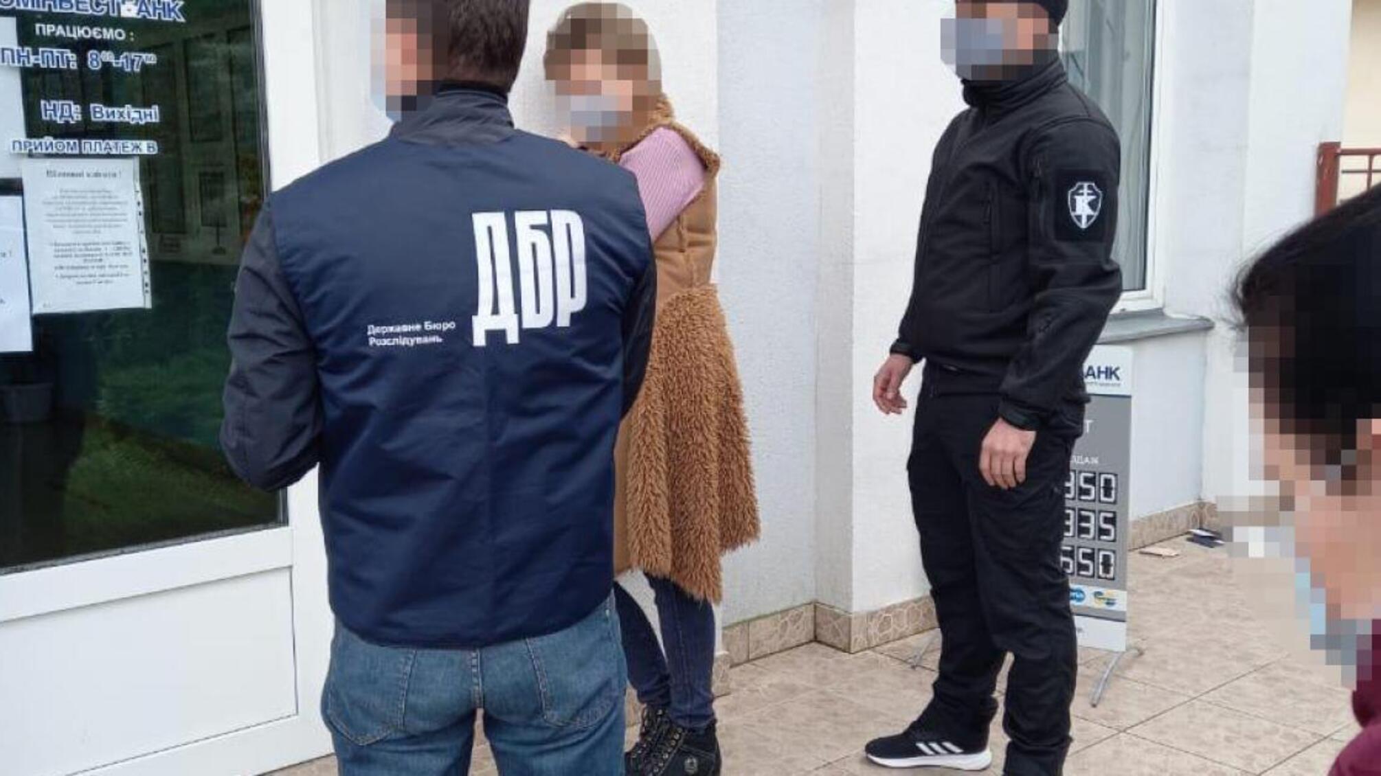 Термінове виготовлення закордонних паспортів - ДБР затримало посадовця ДМС в Закарпатській області під час одержання хабара