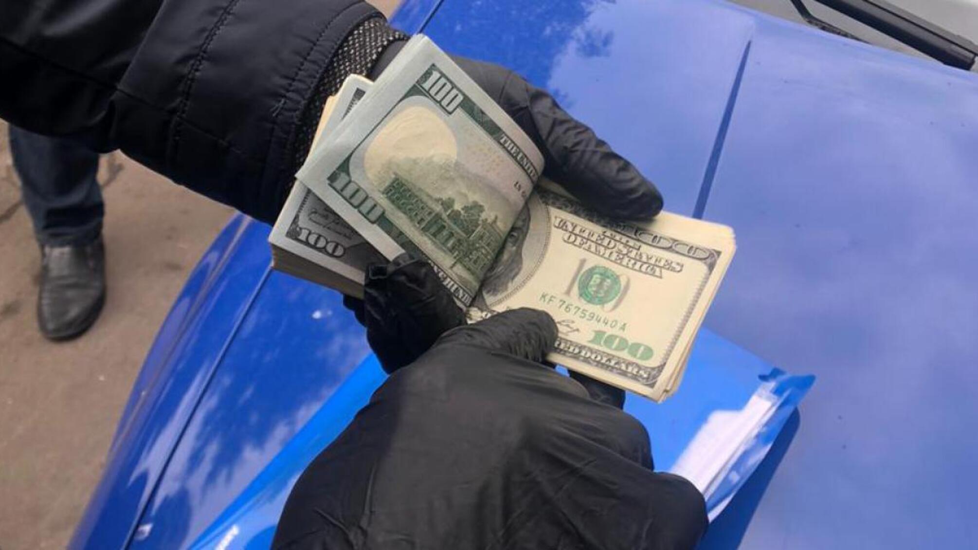 5 000 доларів США за продовження строку договору оренди земельної ділянки до 7 років - ДБР затримало посадовця Вінницької поліції