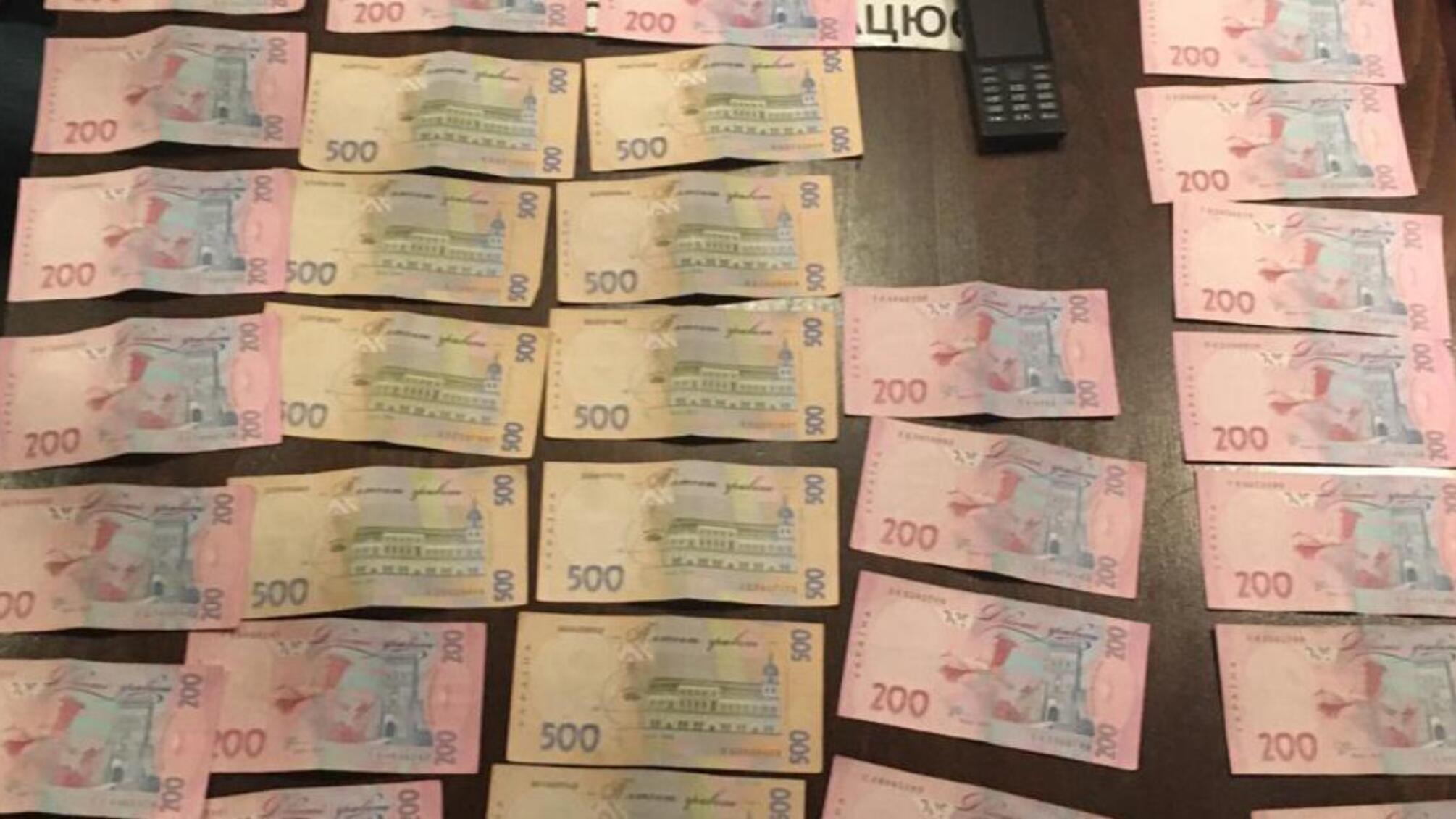 1000 доларів США за винесення постанови про стягнення заборгованості – ДБР затримало державного виконавця та його спільника