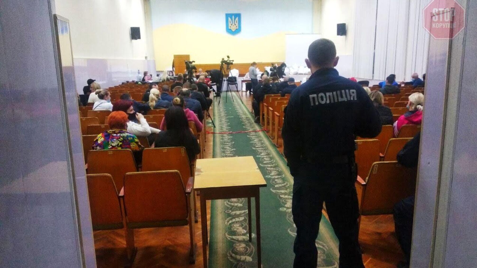 На Дніпропетровщині мер разом із «тітушками» намагалася зірвати перерахунок бюлетенів (відео)