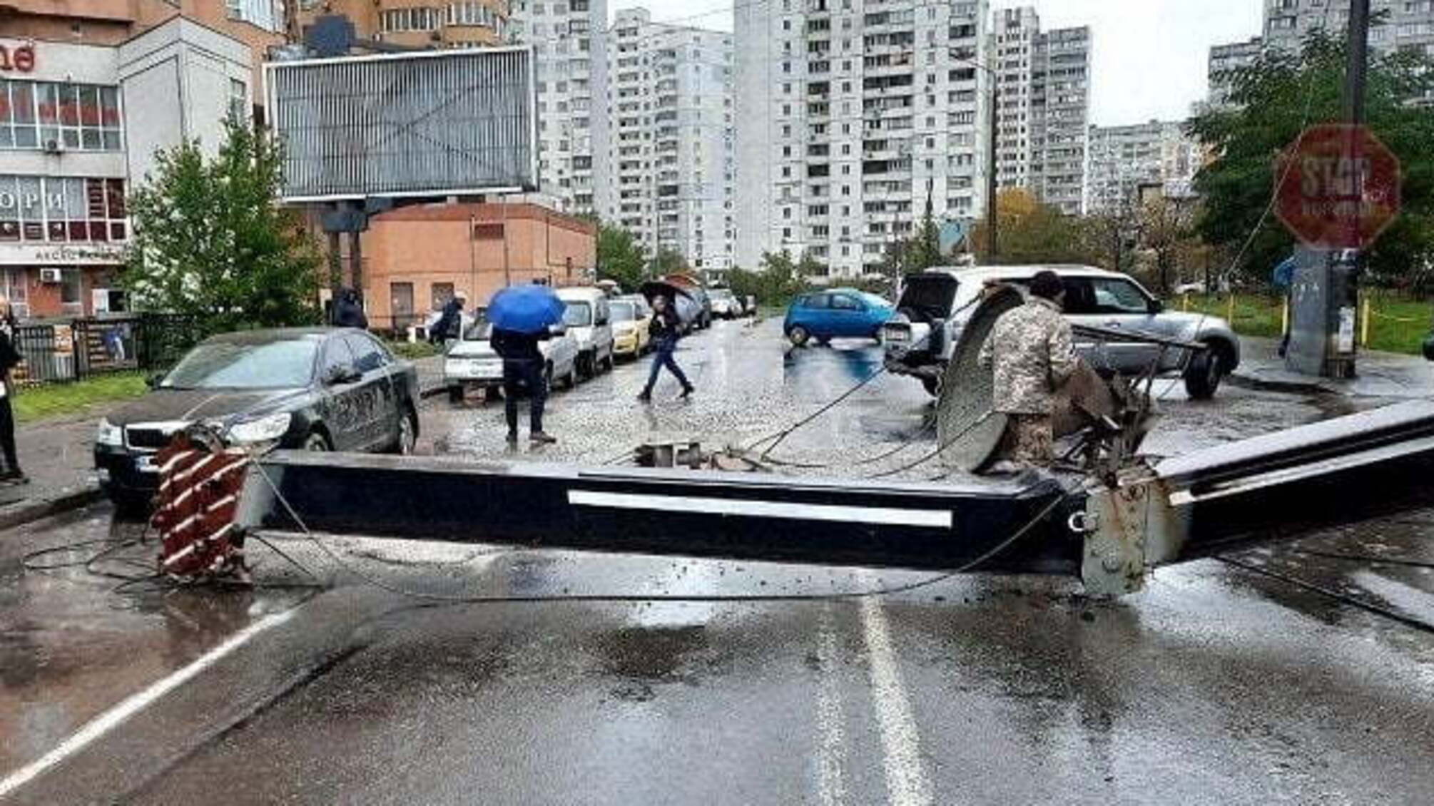 Розчавило автівку: у столиці впав будівельний кран (фото)