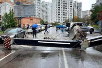 Розчавило автівку: у столиці впав будівельний кран (фото)