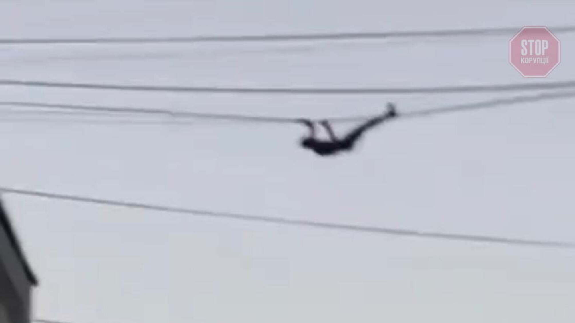 В Миколаєві оголений чоловік перелазив по кабелю з одного будинку на інший (відео)