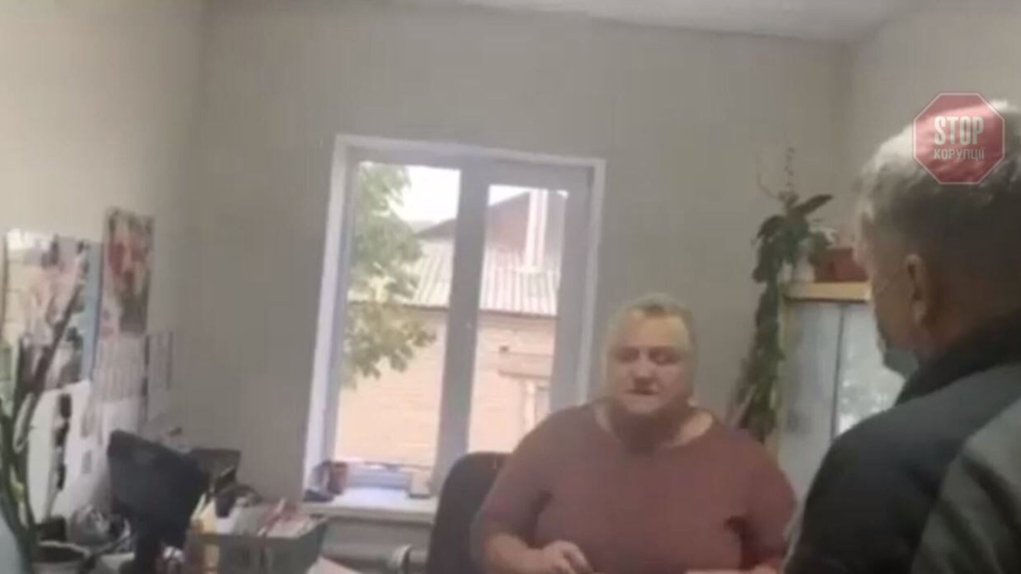 На Харківщині секретарка сільради напала на кандидата в мери (відео)