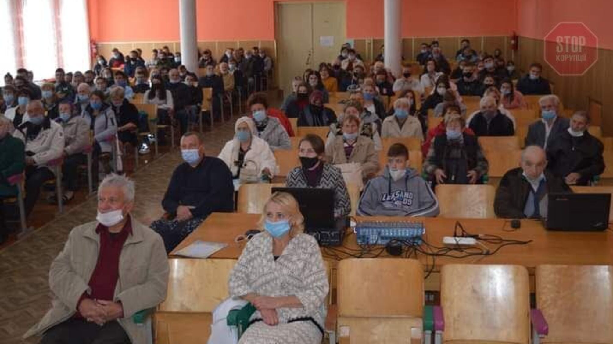 Зібрав 100 пенсіонерів: на Київщині кандидат та директор коледжу провів збори у розпал пандемії