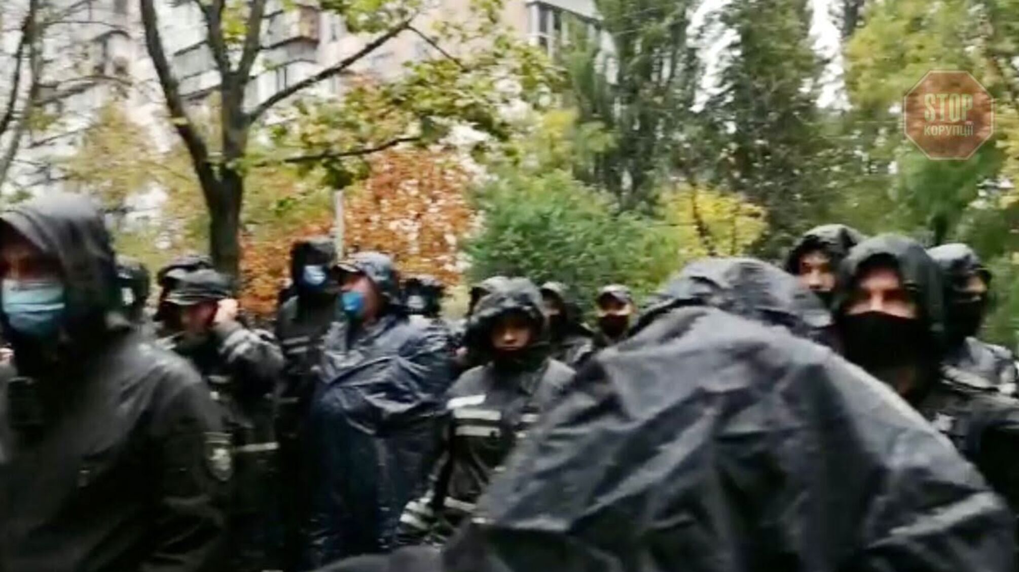 БТР та тітушки: ексдиректор столичного коледжу захопив навчальний заклад (відео)
