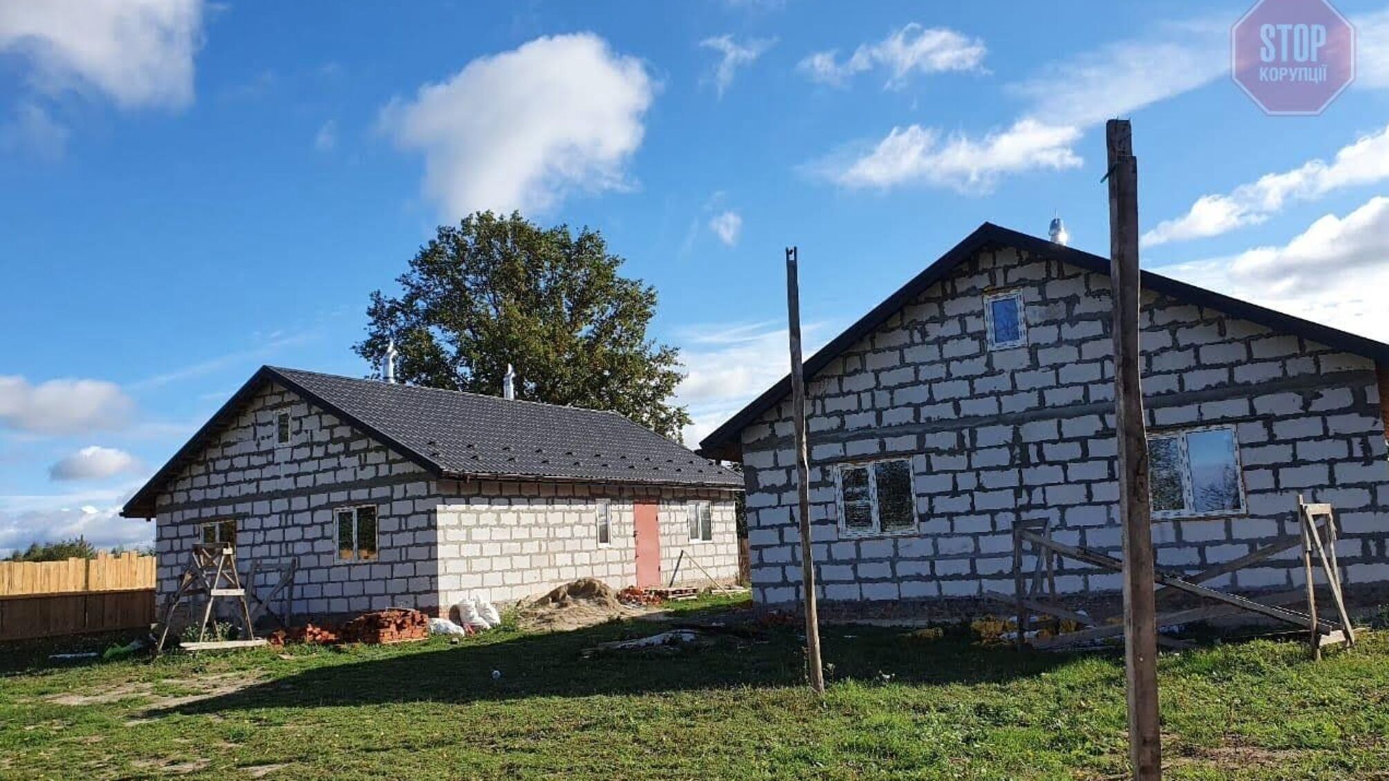 Вкрав у студентів — вклав у будівництво маєтку: як кандидат з Київщини Альохін будує сімейне гніздечко