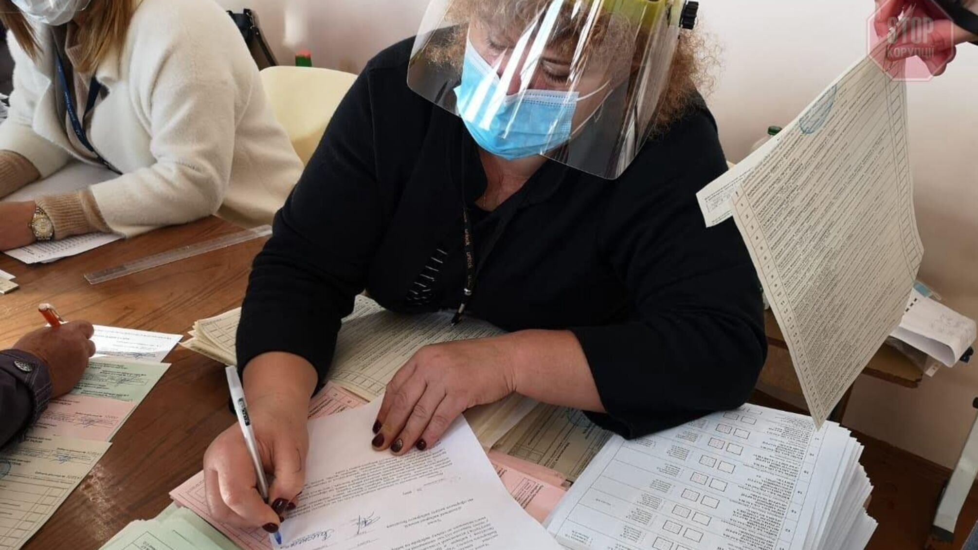 Наказали усім вийти та замінити маски: як дезінфікують дільниці в день виборів (відео)