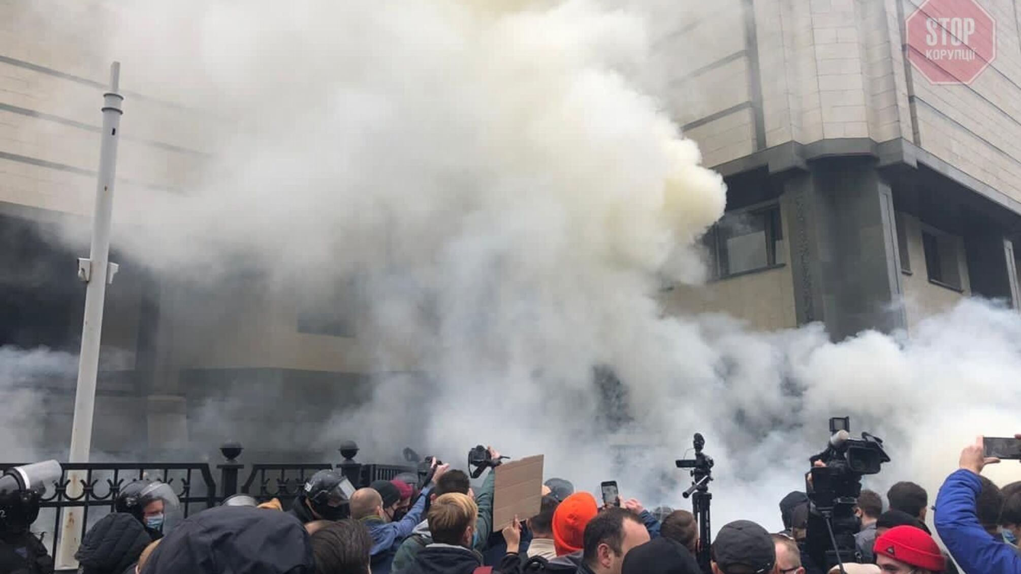 «Чемодан, вокзал, Ростов»: під Конституційним Судом палять шини