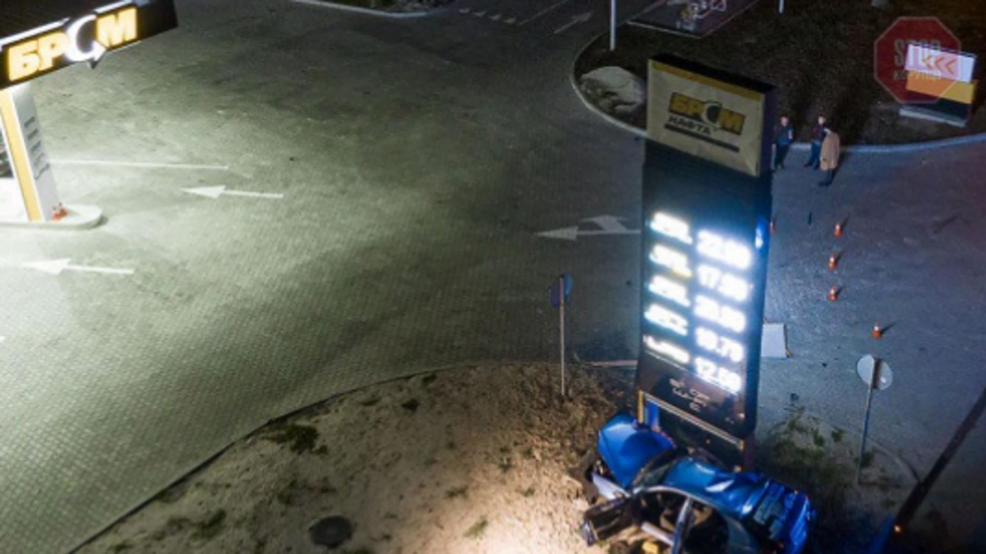 На в'їзді до Дніпра автівка протаранила заправку (фото)