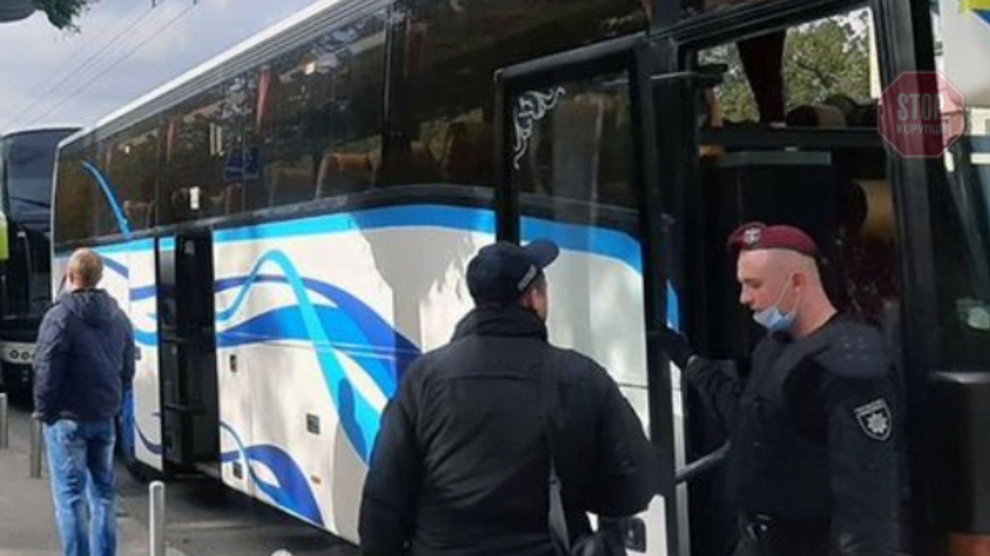 Їхали на виборчі дільниці Києва: поліція затримала два автобуси 'гастролерів' з Житомирщини (фото, відео)