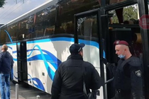 Їхали на виборчі дільниці Києва: поліція затримала два автобуси ''гастролерів'' з Житомирщини (фото, відео)