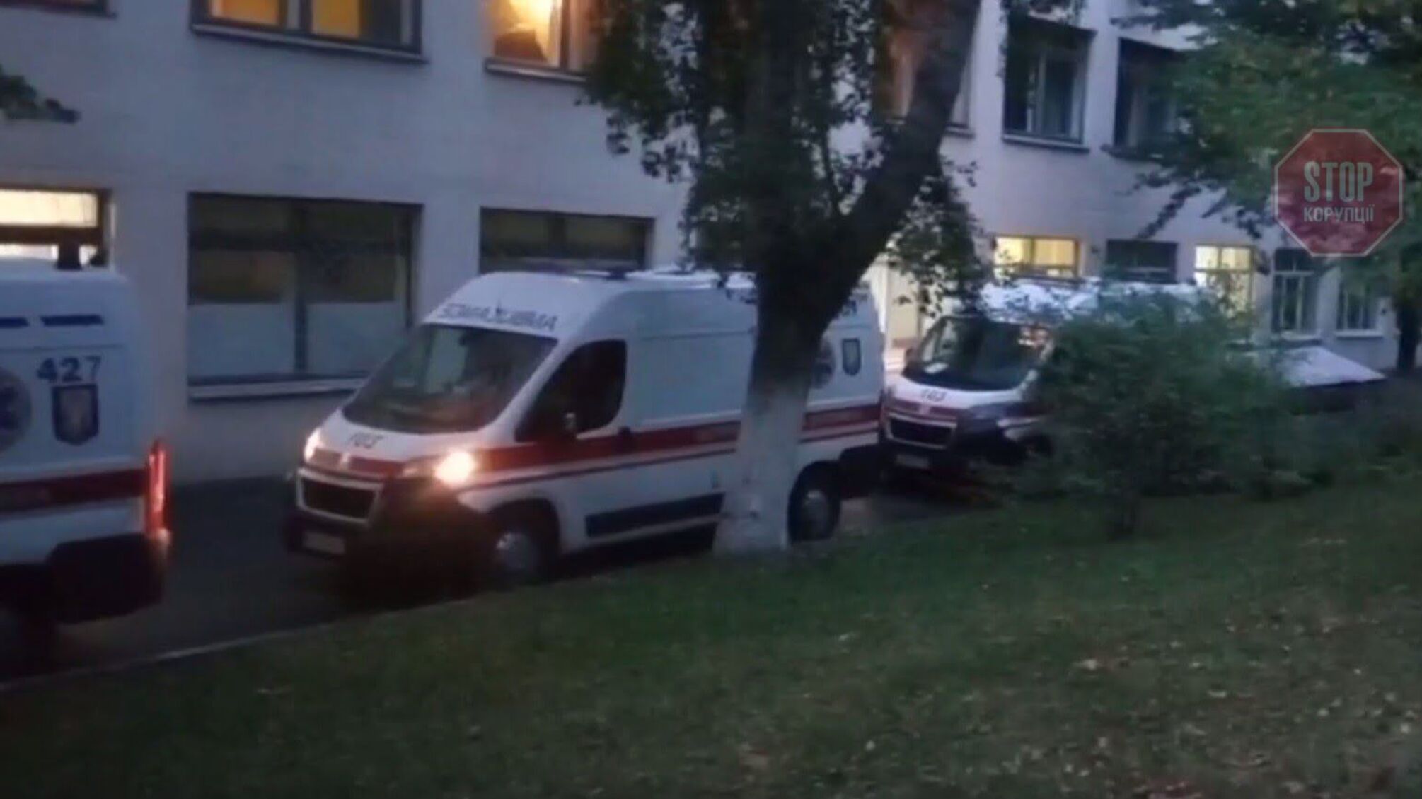 Біля столичної лікарні вишикувалась черга 'швидких' із хворими на СOVID-19 (відео)