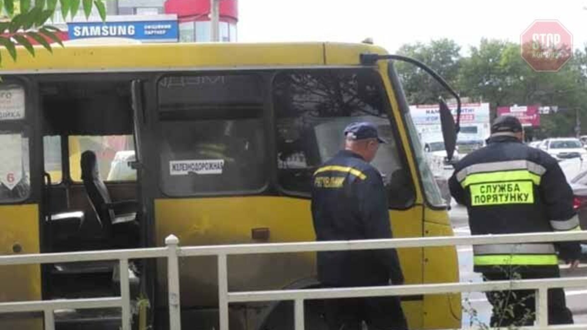 У Херсоні спалахнув автобус з людьми
