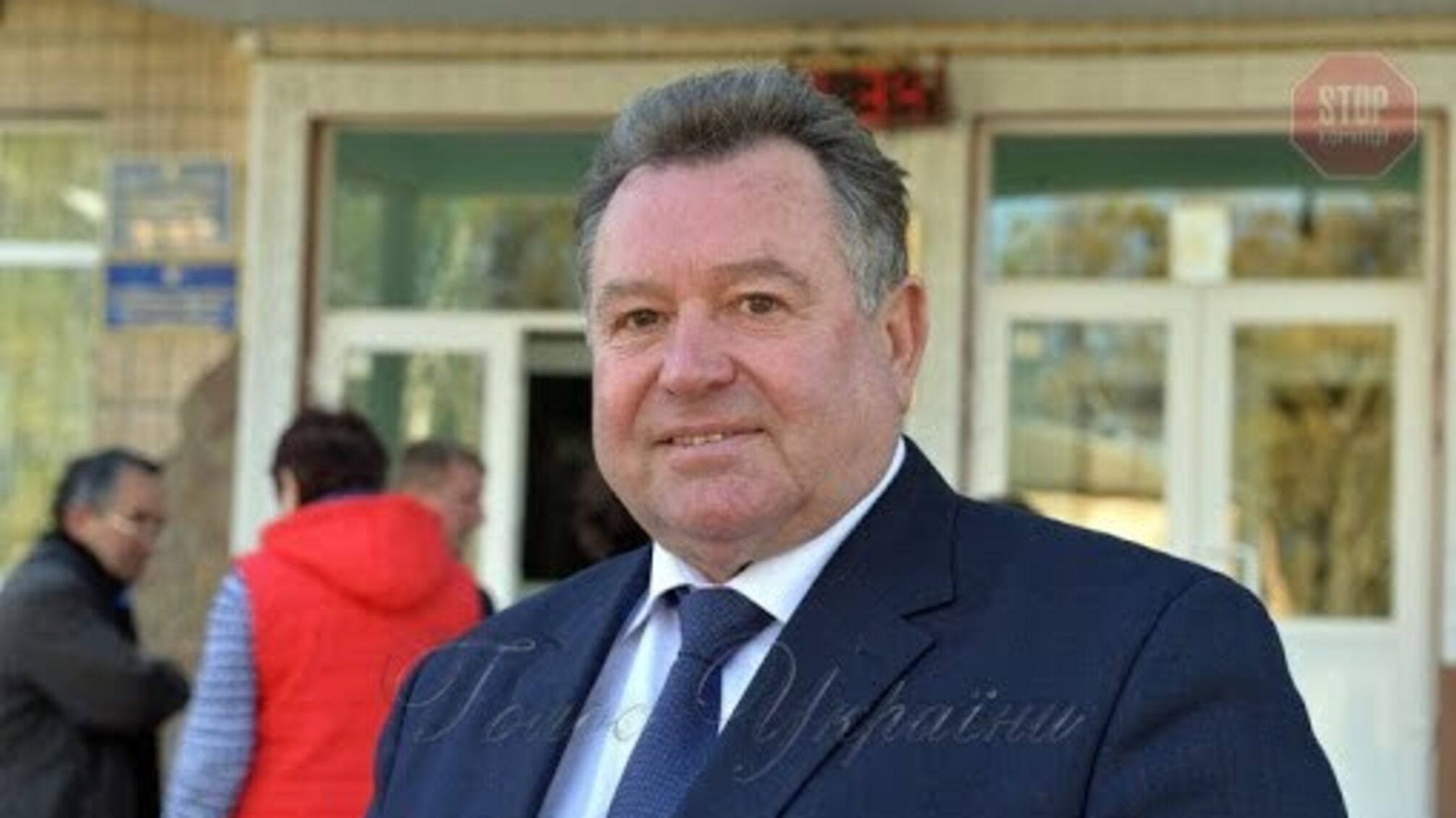 Позмінно і без зарплати: на Київщині директор коледжу змушує студентів працювати на фермі (відео)