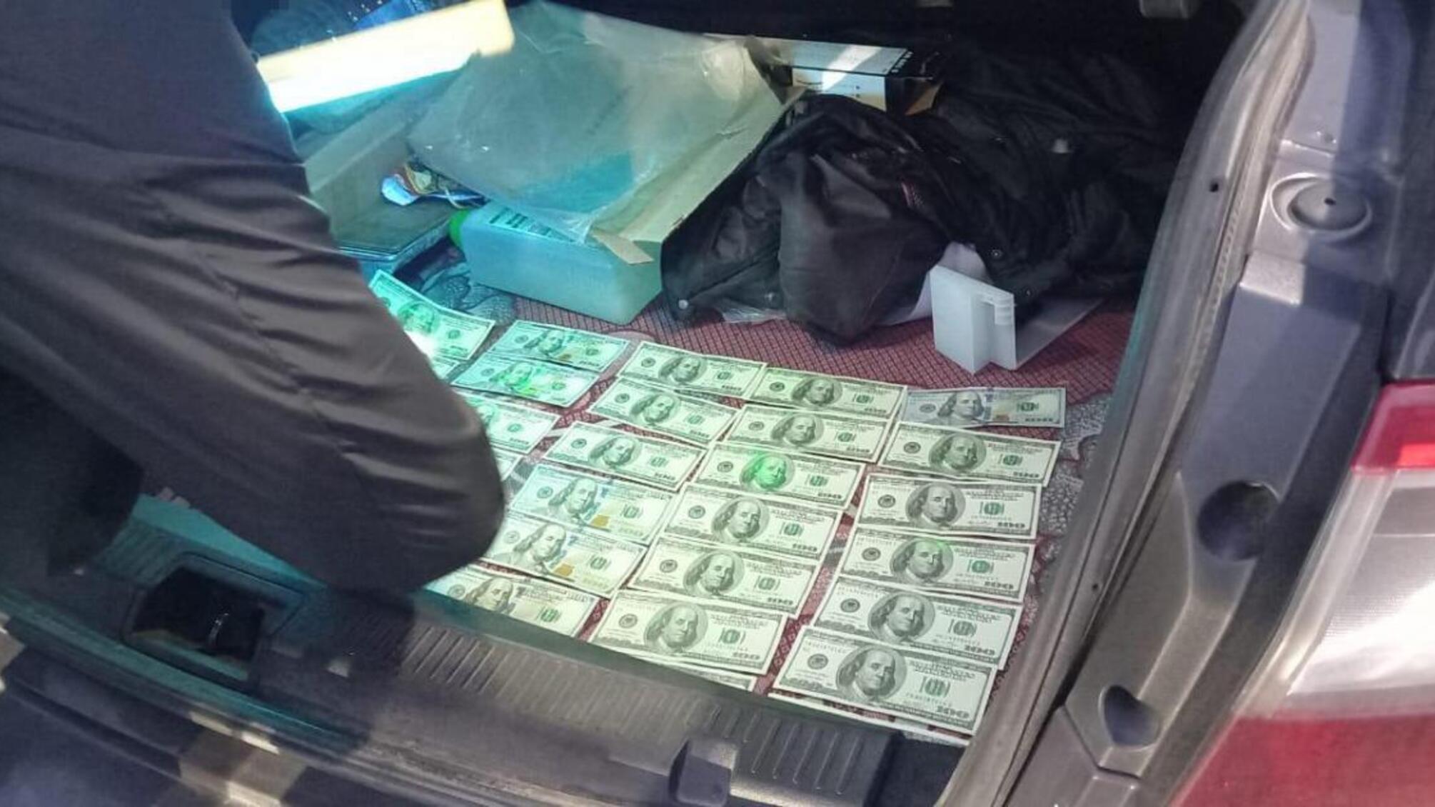 3500 доларів за виключення з військового обліку - ДБР затримало посадовця Кіровоградського ДМС