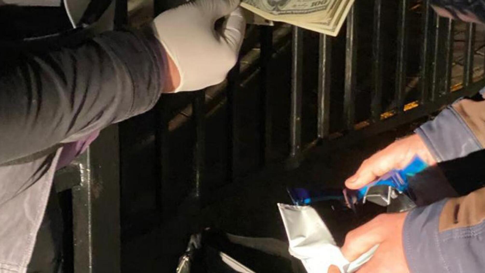 3 500 доларів США за нестворення доказів причетності до злочину – ДБР викрило начальника одного з секторів Уманського відділу поліції та його спільника