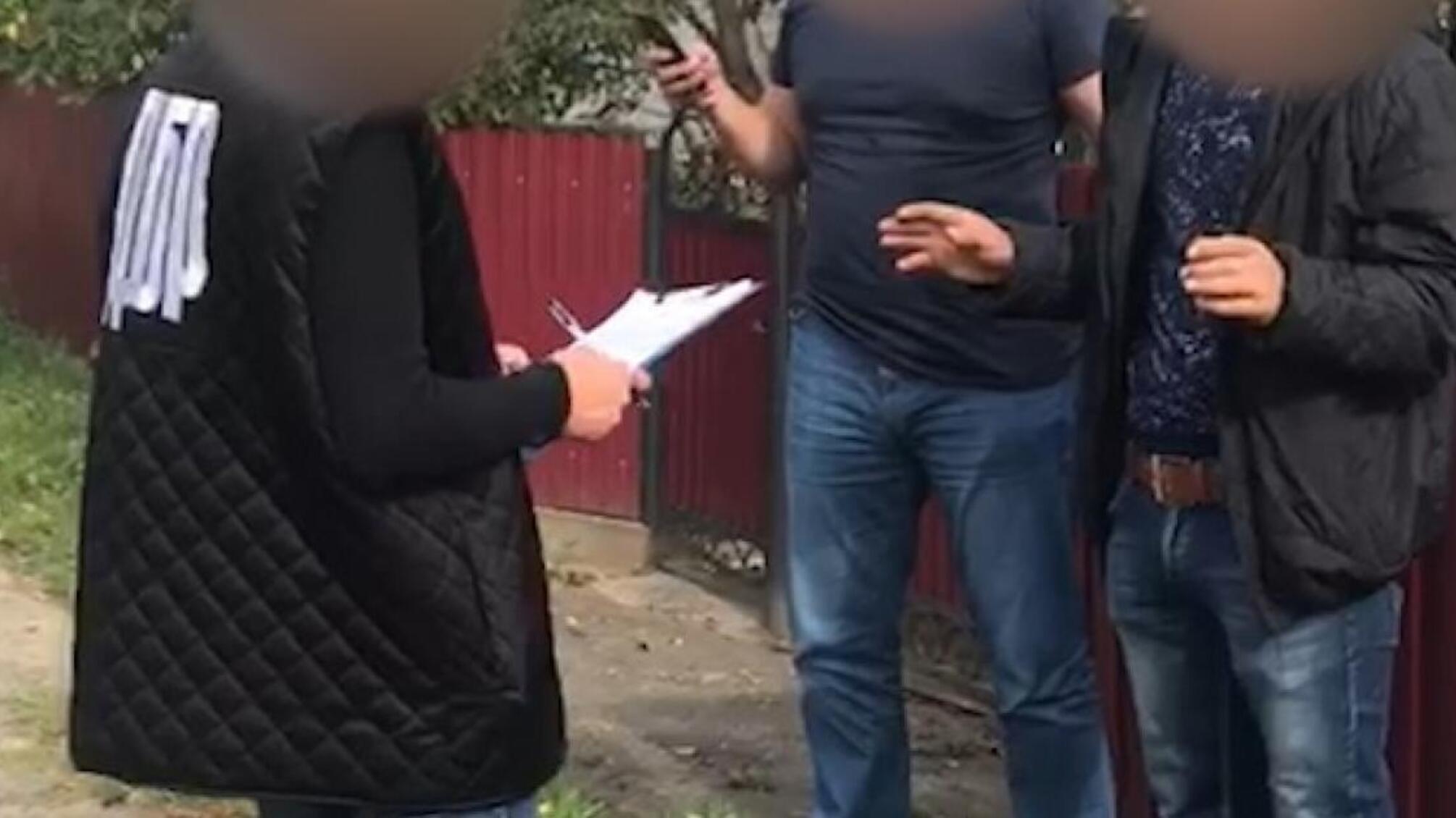 1 500 євро за переміщення тютюну через держкордон – інспектора Чернівецького прикордонного загону відсторонено від займаної посади (ВІДЕО)