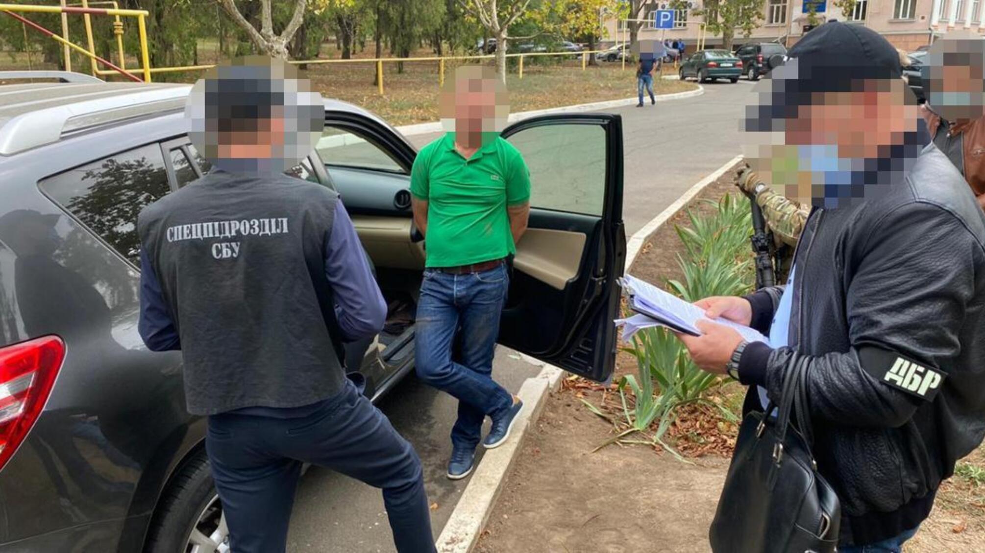 Державне бюро розслідувань активно протидіє незаконному тиску на бізнес – затримано депутата Таїровської селищної ради