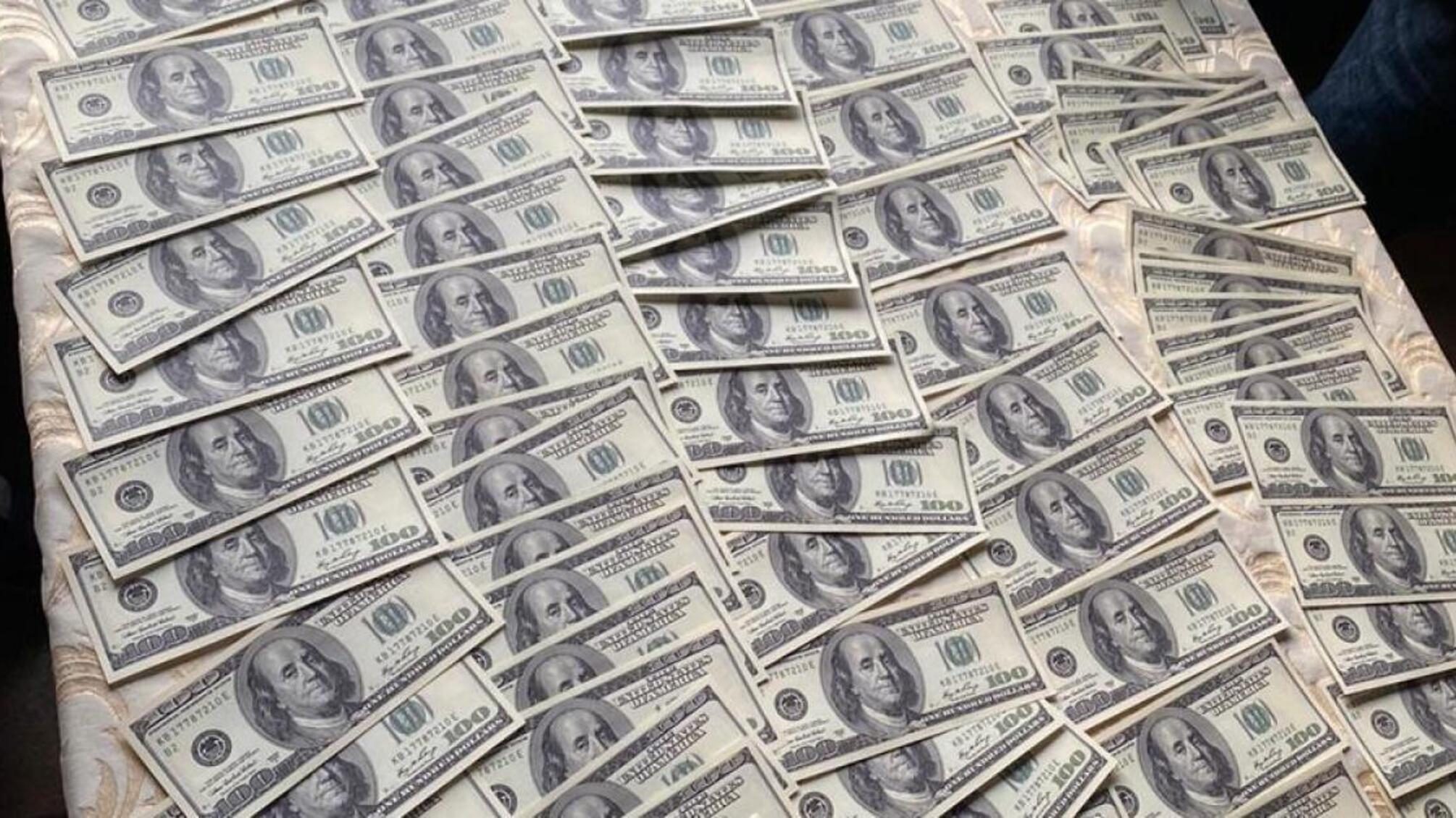 Затримано особу, яка вимагала від слідчого ДБР 20 000 доларів США (ВІДЕО)