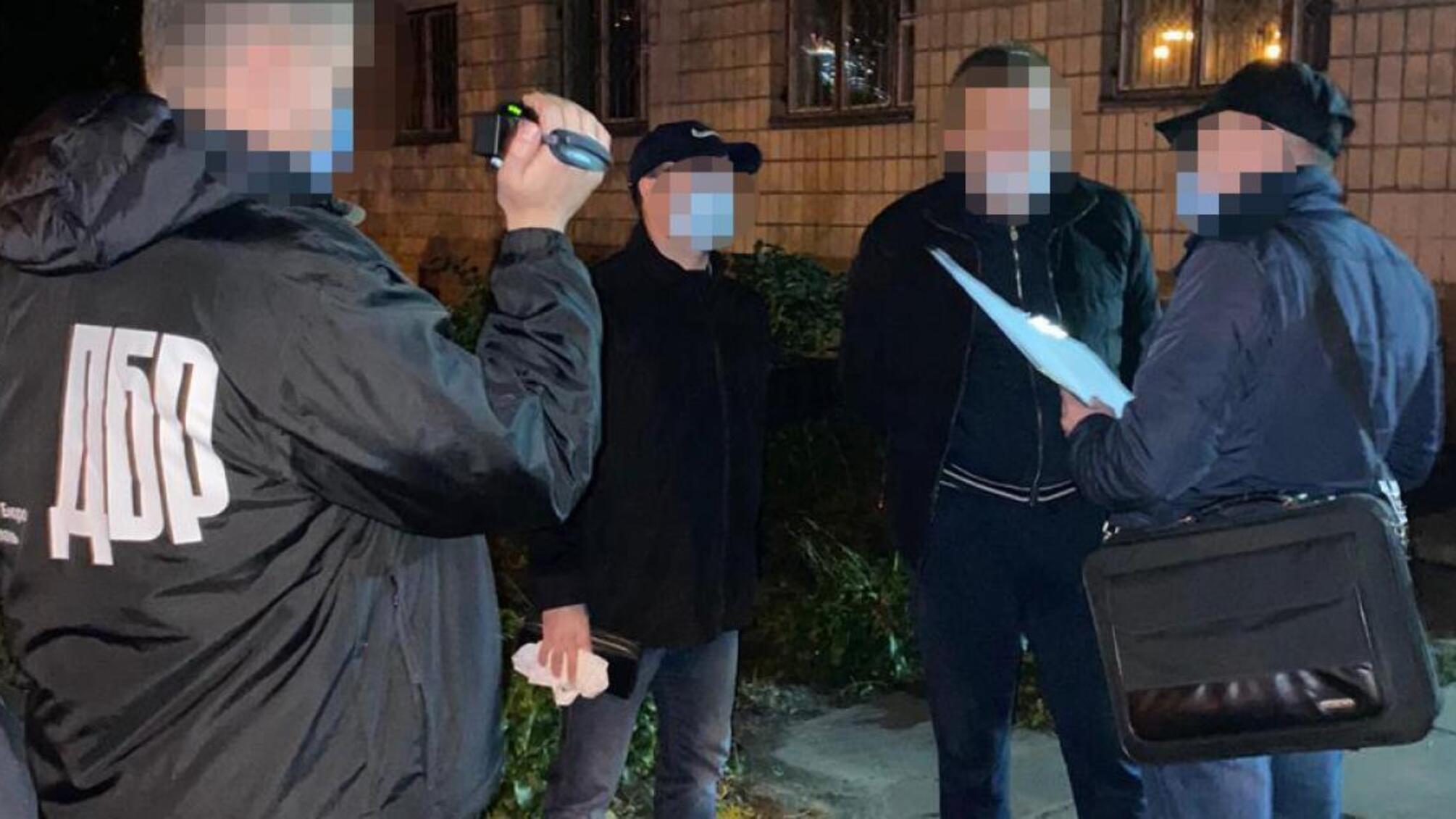 10 000 доларів США за зняття арешту з квартири – ДБР затримало працівника центрального апарату Нацполіції та прокурора (ВІДЕО)