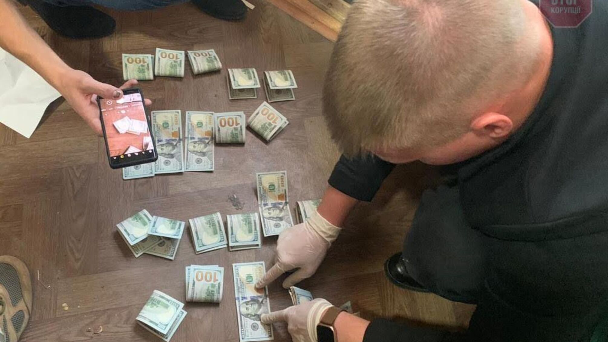 1000 доларів, щоб не служити: на Херсонщині на хабарі затримали воєнкома (фото)