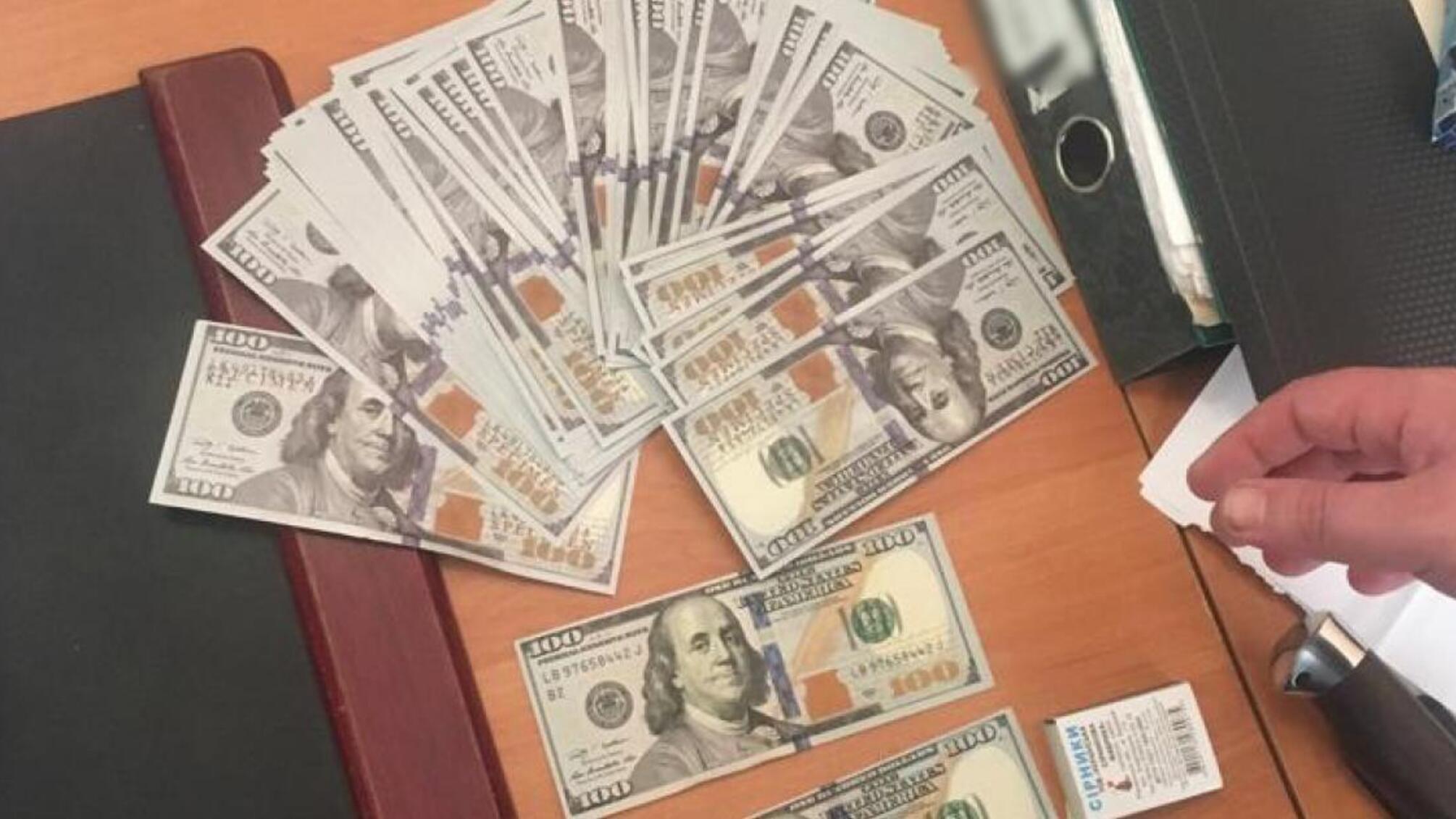 Податківець Житомирщини постане перед судом за шахрайство та підбурювання до надання 12 000 доларів хабаря