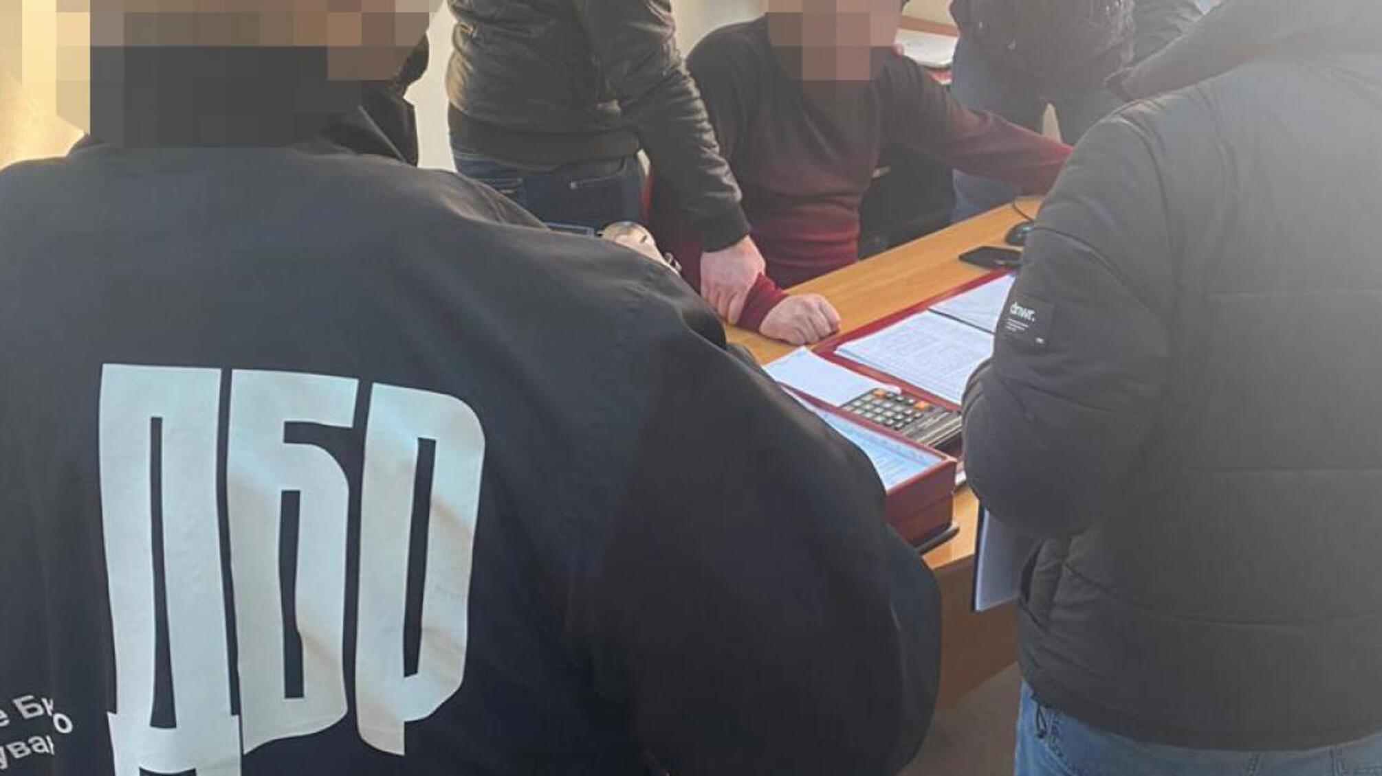 Систематичні хабарі від перевізників на суму понад 200 тисяч гривень – ДБР затримало посадовця Укртрансбезпеки (ВІДЕО)