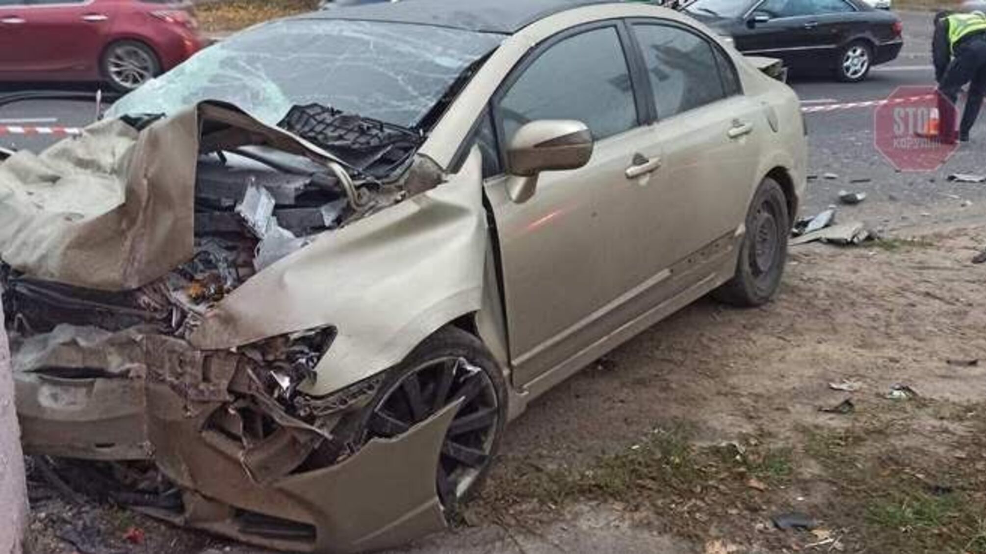 У Харкові автівка влетіла у зупинку, є постраждалі (фото)