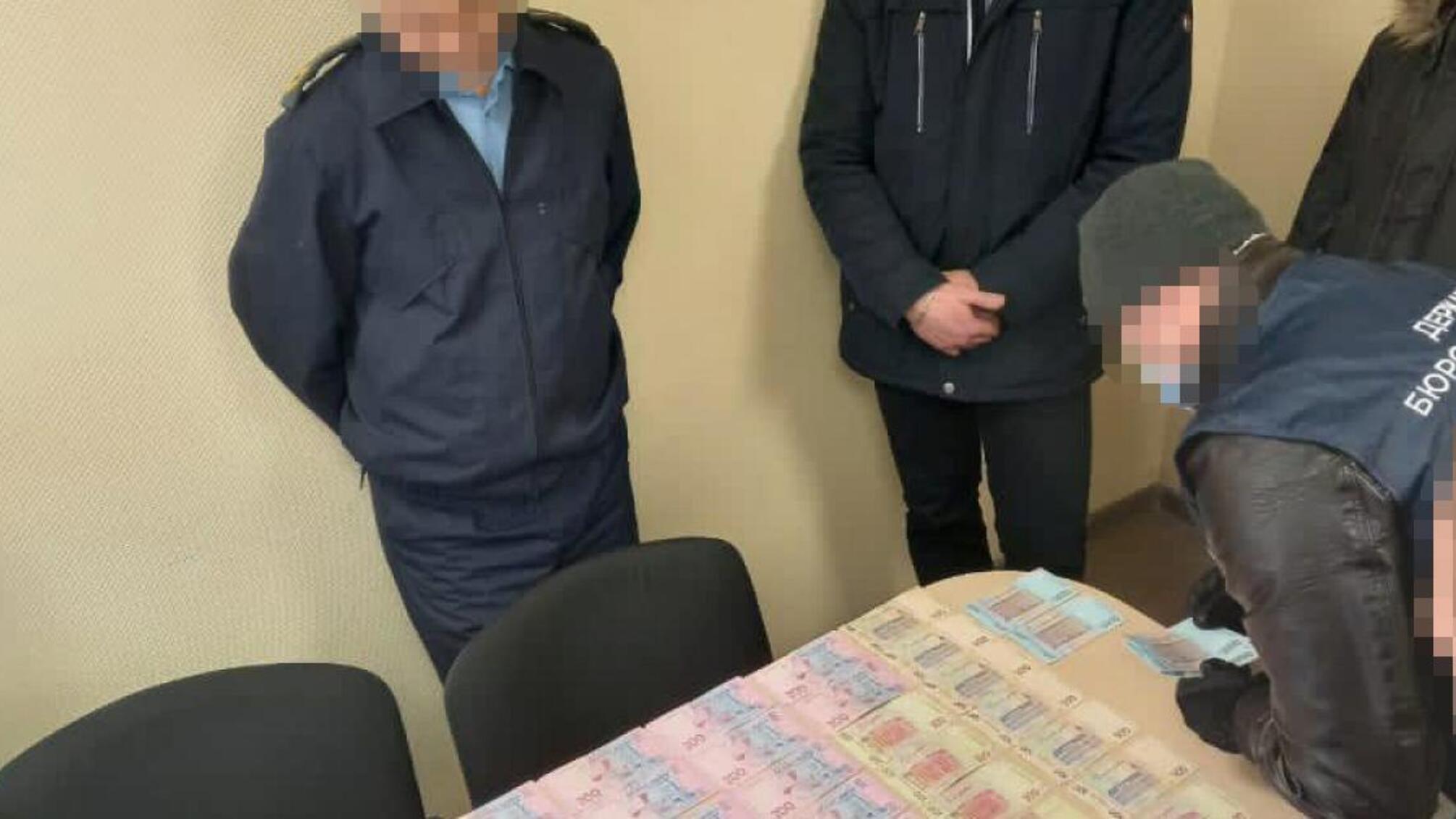 ДБР викрило на систематичних хабарах працівників митного посту «Чернігів-Центральний»