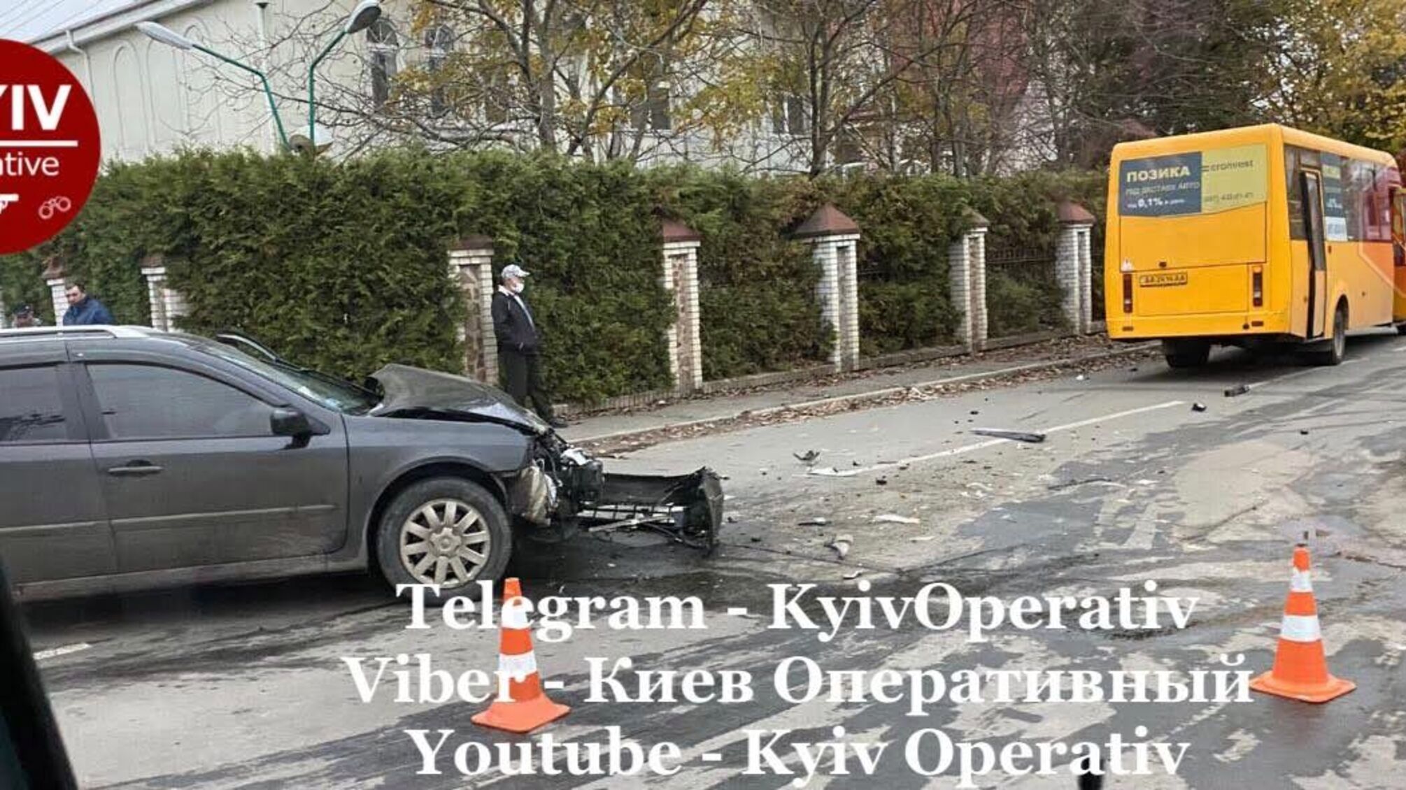 Під Києвом автомобіль врізався в маршрутку з людьми (фото)