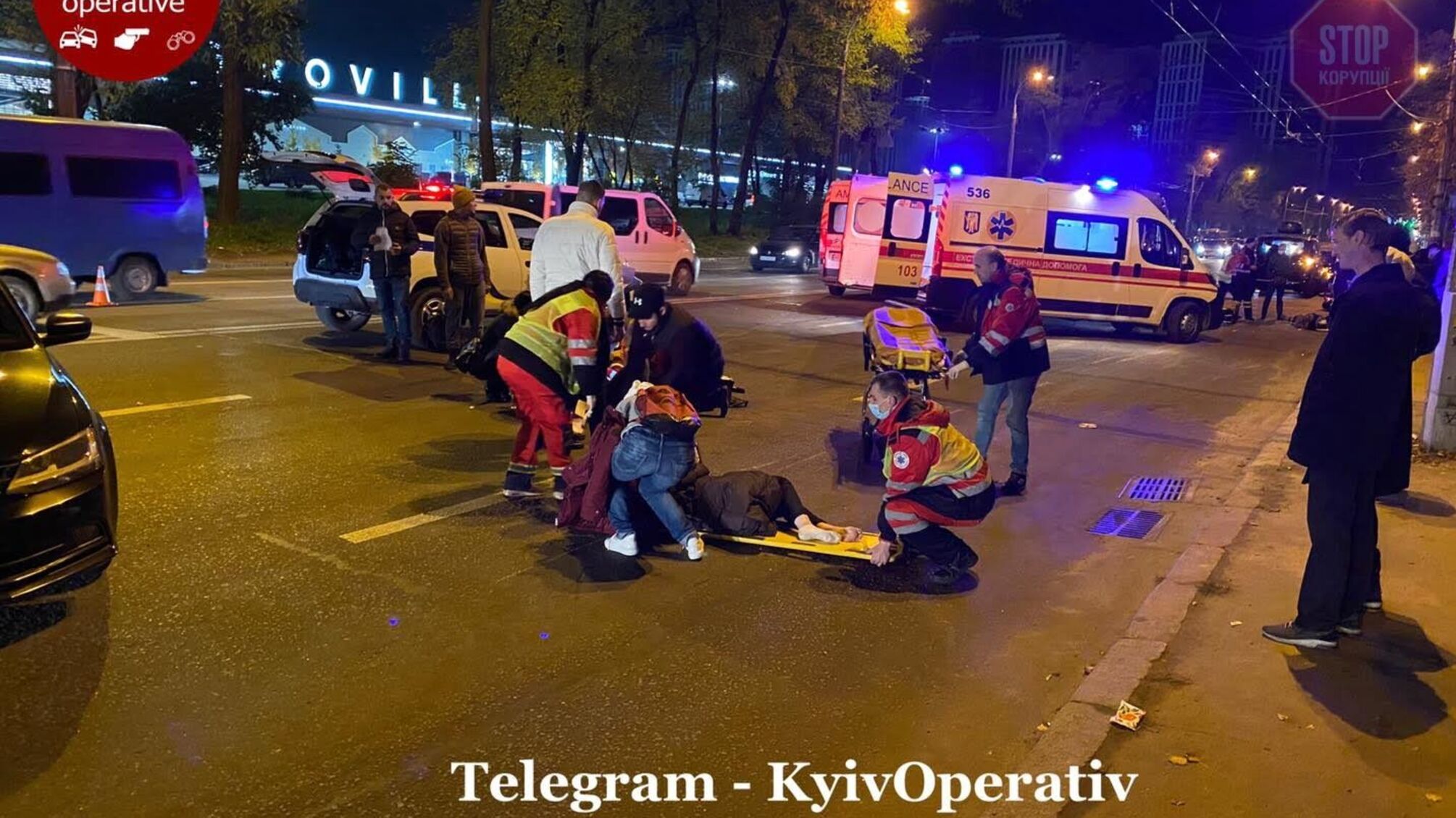 У столиці мотоцикліст збив людей на пішохідному переході: 5 осіб постраждали  (фото)