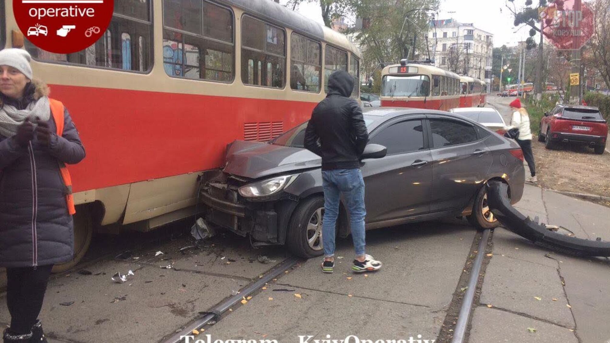У столиці легковий автомобіль врізався в трамвай (фото)