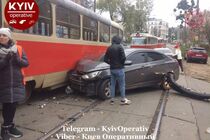 У столиці легковий автомобіль врізався в трамвай (фото)