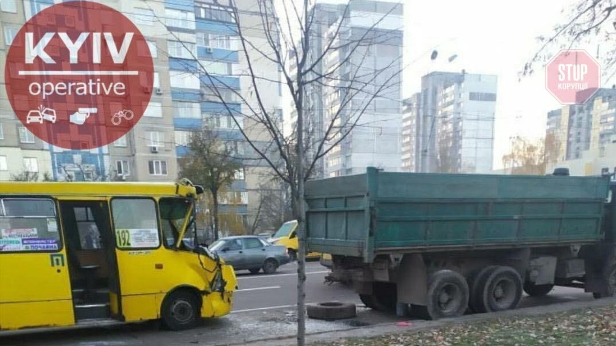 У столиці маршрутка врізалась у припарковану вантажівку (фото)