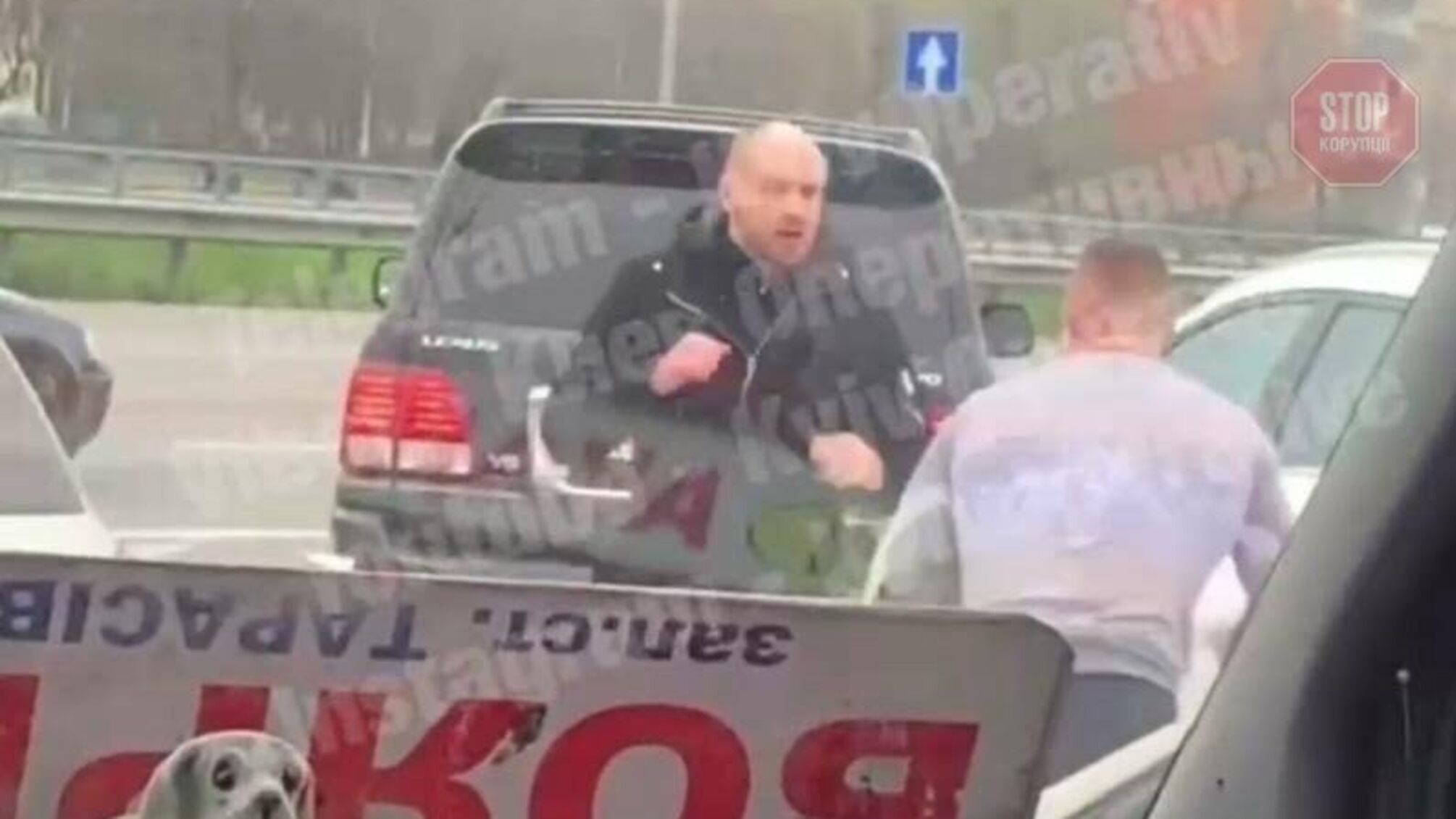 У Києві на Кільцевій дорозі між двома водіями сталася кривава бійка (відео)