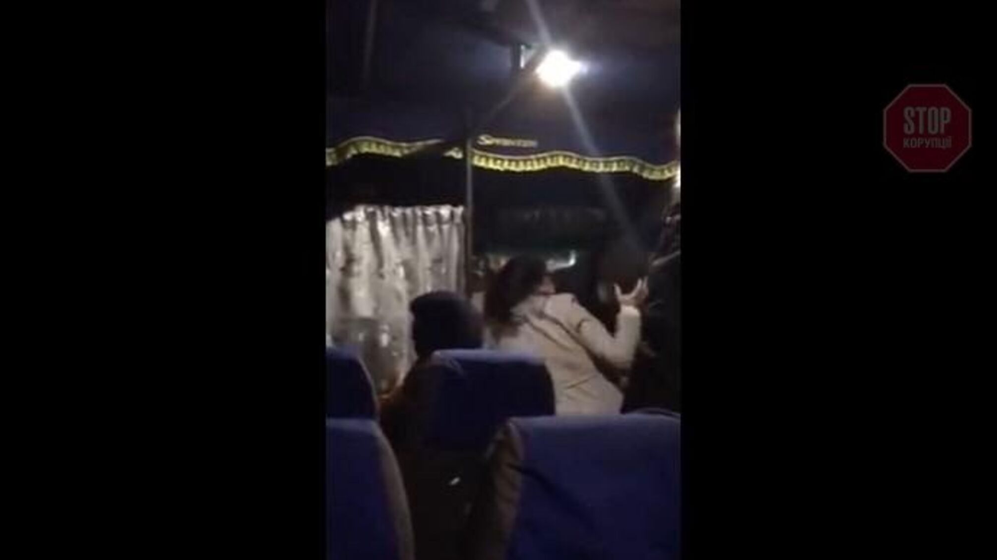 “Щоб ти здохла”: на Волині в автобусі дві жінки влаштували бійку через маску (відео)