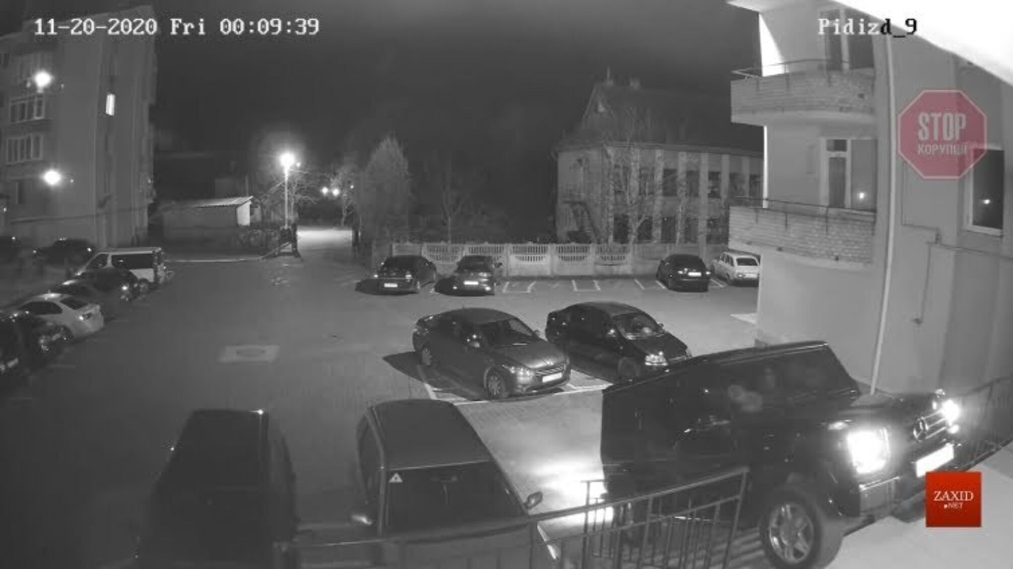 На Львівщині двоє депутатів від 'ЄС' виїхали позашляховиком по сходах багатоповерхівки (відео)