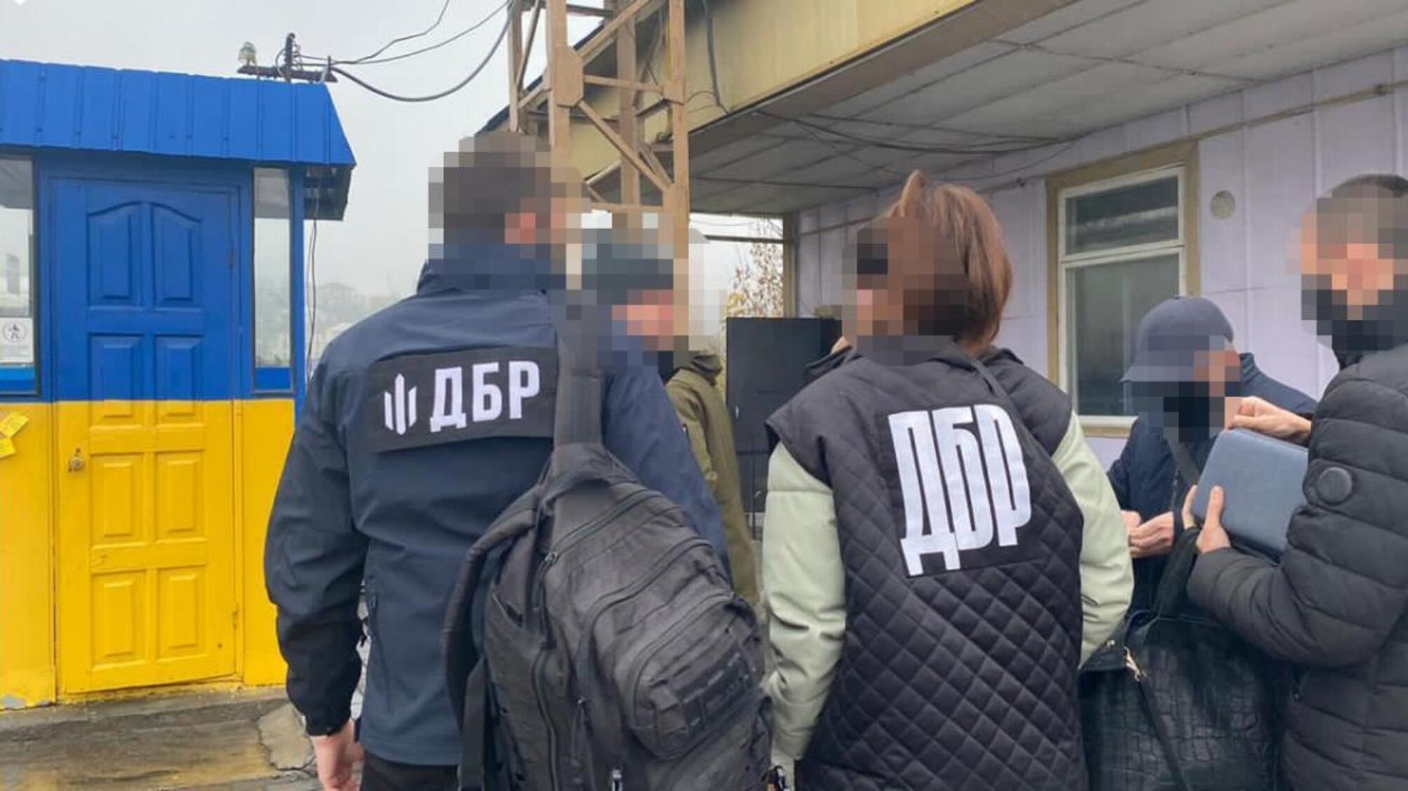 ДБР викрило схему незаконного переміщення бурштину з України до Республіки Молдова