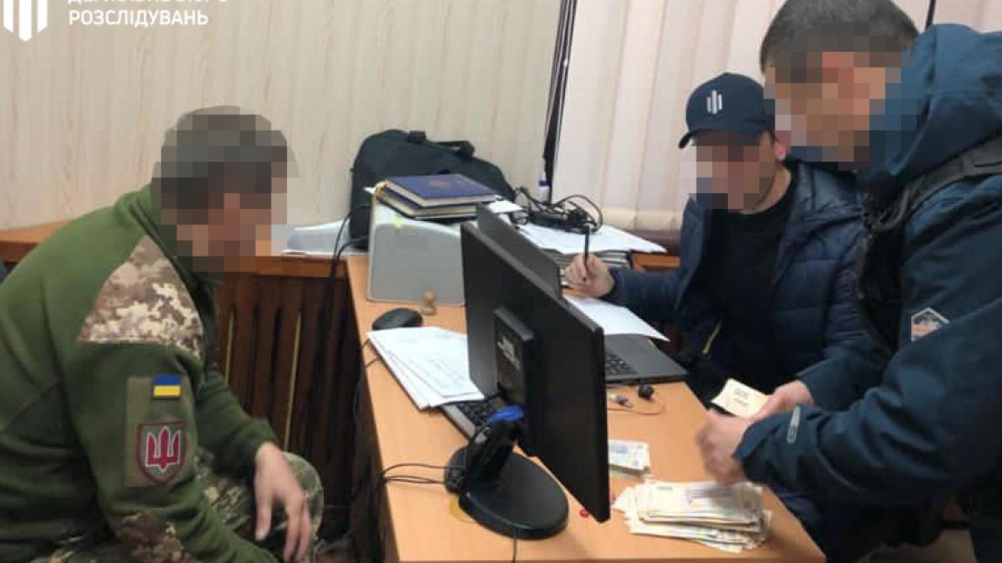 100 тис грн за допомогу в участі у тендері на 4 млн грн - ДБР затримало «на гарячому» посадовця ЗСУ (ВІДЕО)