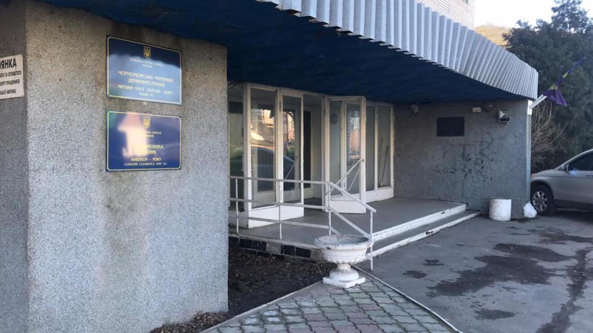 238 тисяч гривень збитків через зловживання службовим становищем – інспектору Херсонської митниці повідомлено про підозру