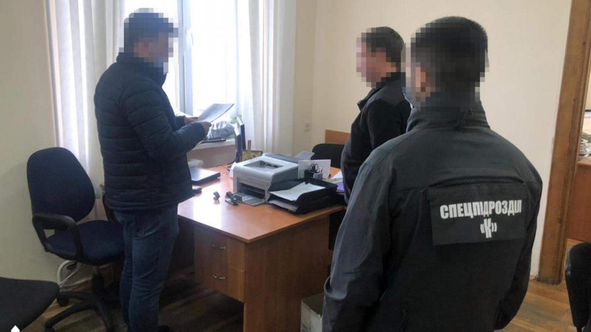 «Закривав очі» на порушення умов перевезень габаритних вантажів – ДБР повідомлено про підозру працівнику Укртрансбезпеки у Житомирській області