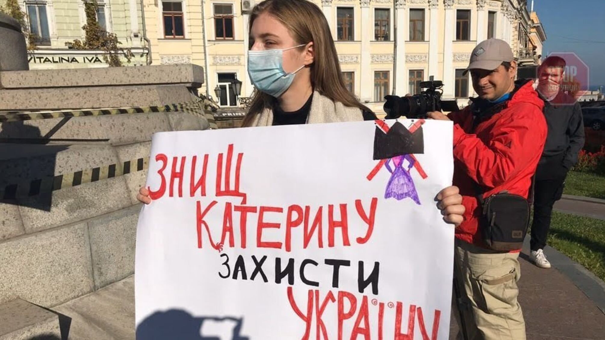 В Одесі мітингувальники вимагають демонтувати пам’ятник російській імператриці (фото)